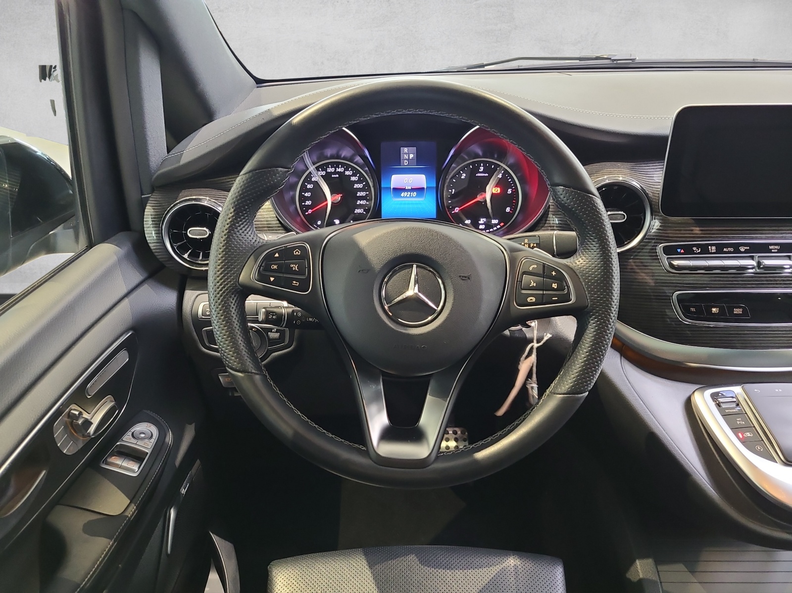 MERCEDES-BENZ V 300 d lang Avantgarde 4Matic 9G-Tronic-image-12