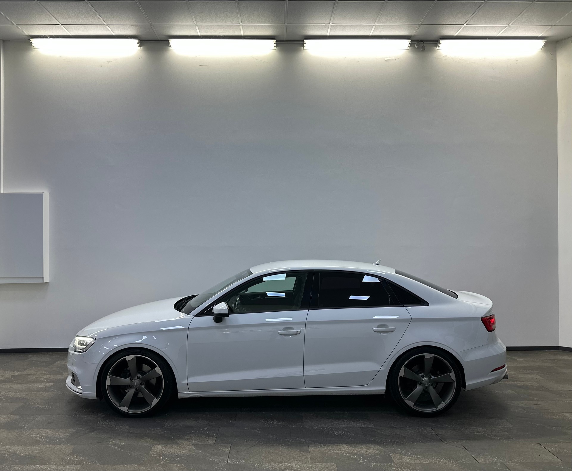 AUDI A3 Limousine 2.0 TFSI Sport quattro S-tronic-image-2