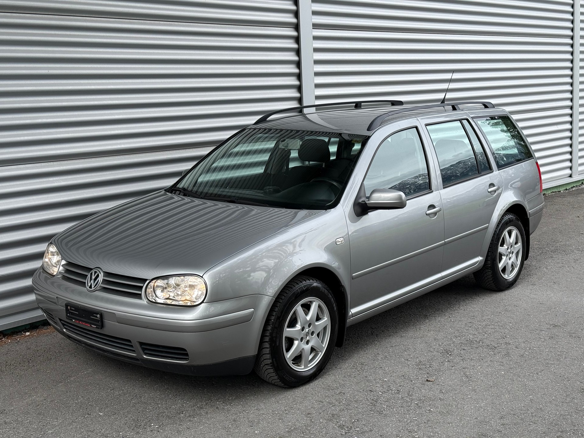 VW Golf Variant 1.6 16V FSI Pacific-image-0