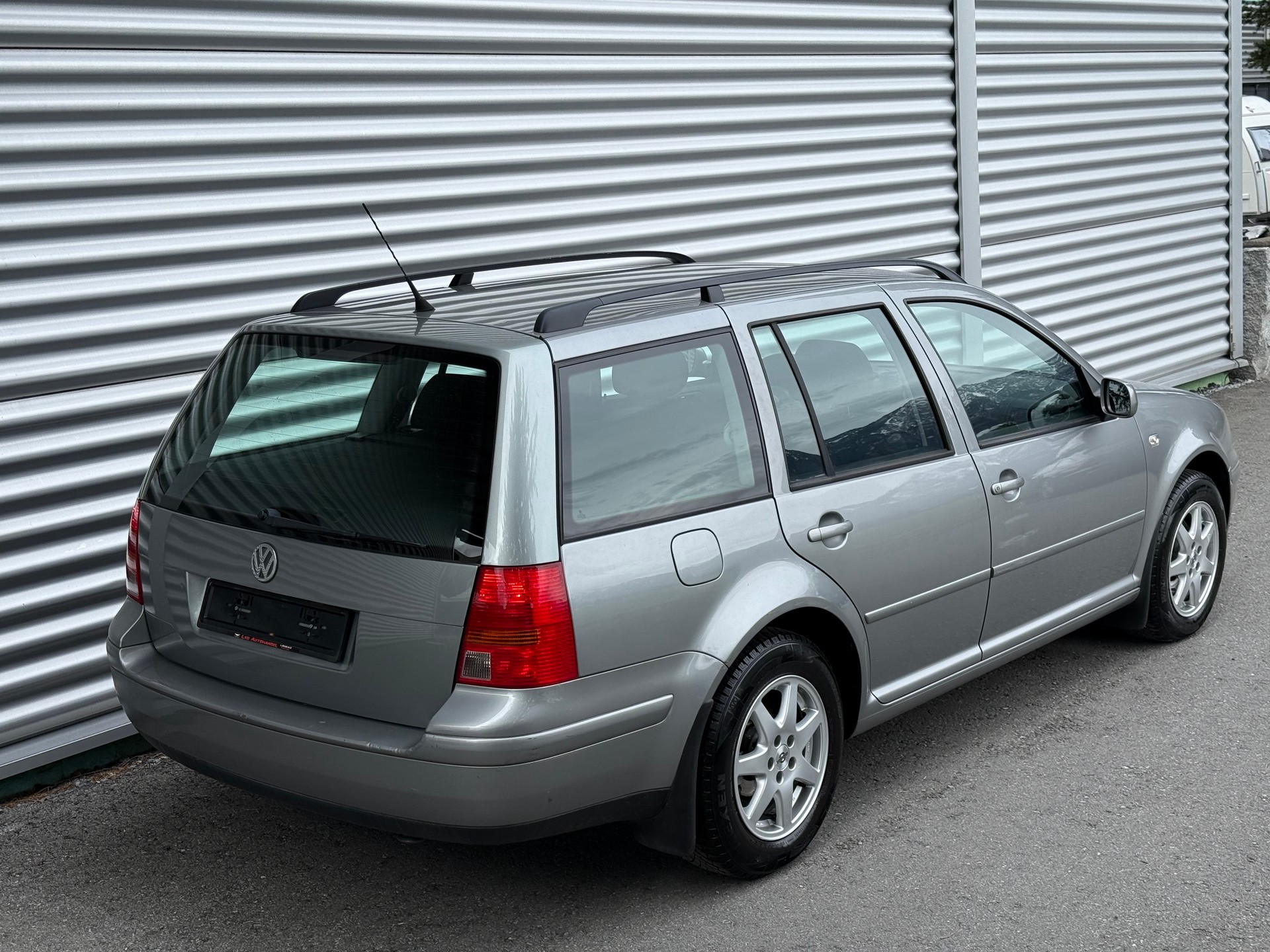 VW Golf Variant 1.6 16V FSI Pacific-image-3