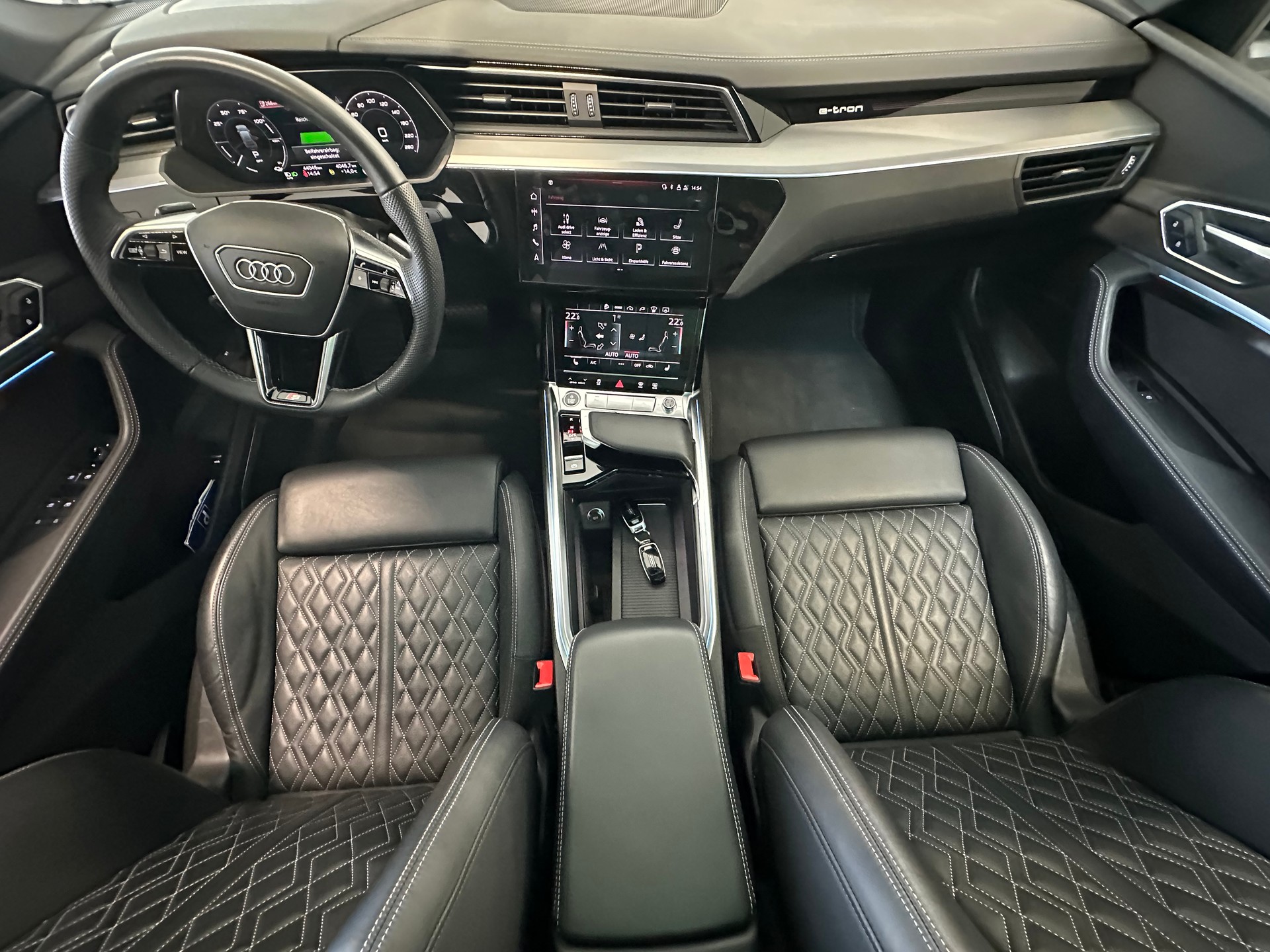 AUDI e-tron 55 Sportback S Line quattro-image-9