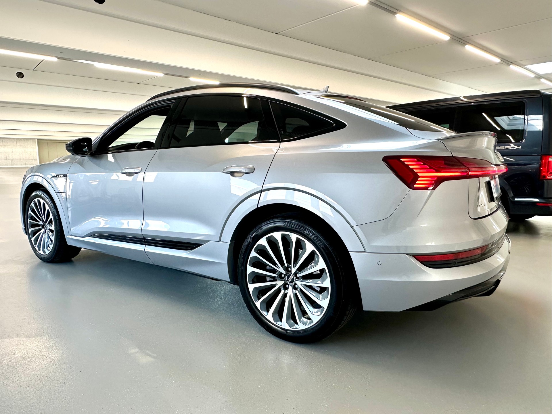 AUDI e-tron 55 Sportback S Line quattro-image-4