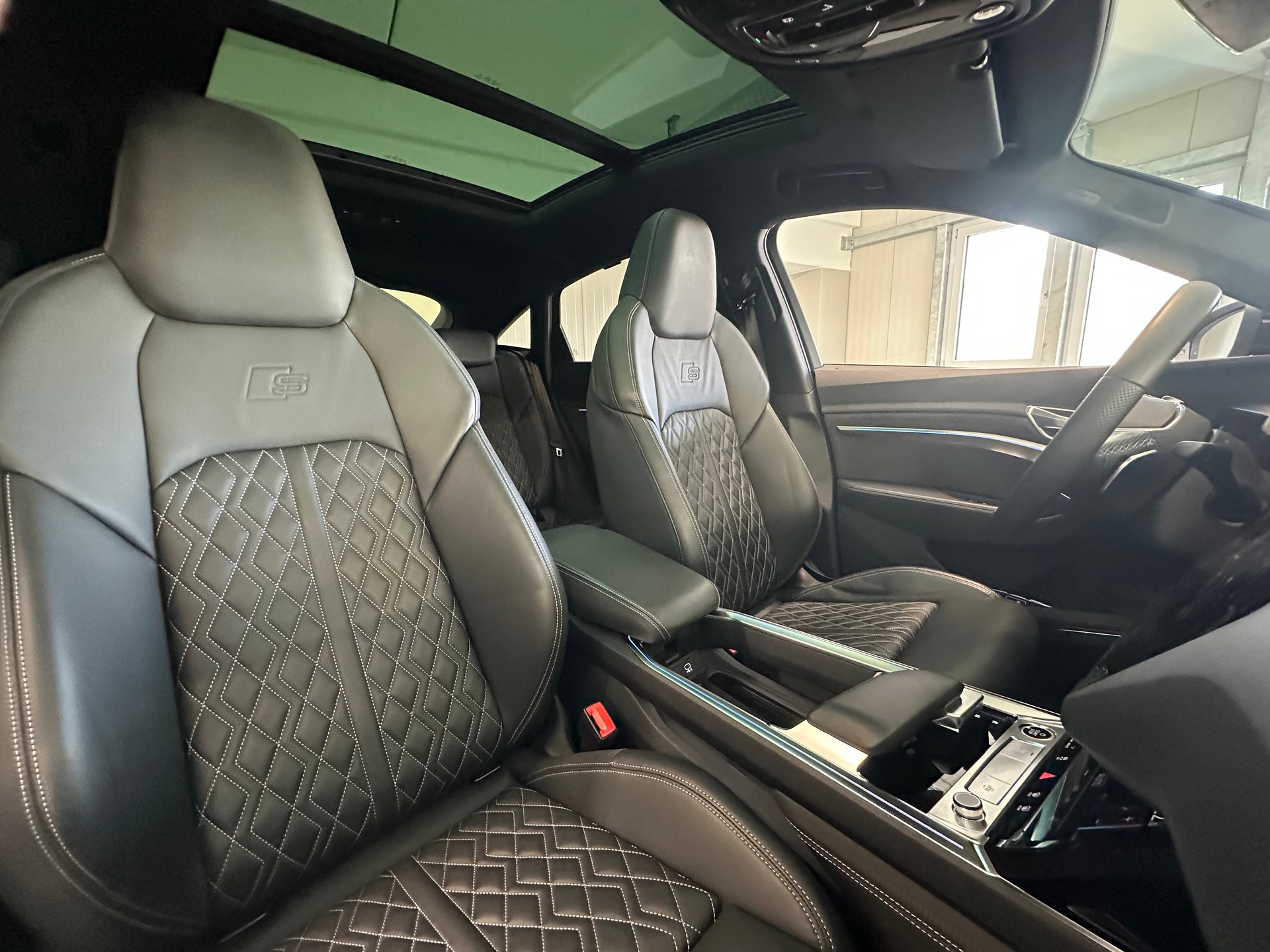 AUDI e-tron 55 Sportback S Line quattro-image-10