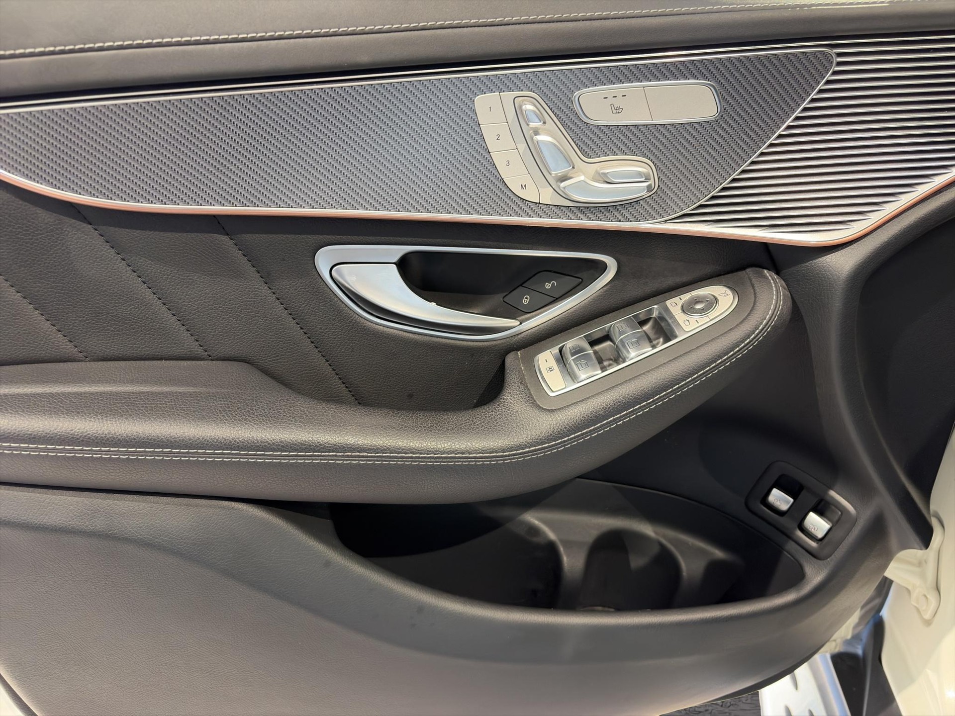 MERCEDES-BENZ EQC 400 AMG Line 4matic-image-6