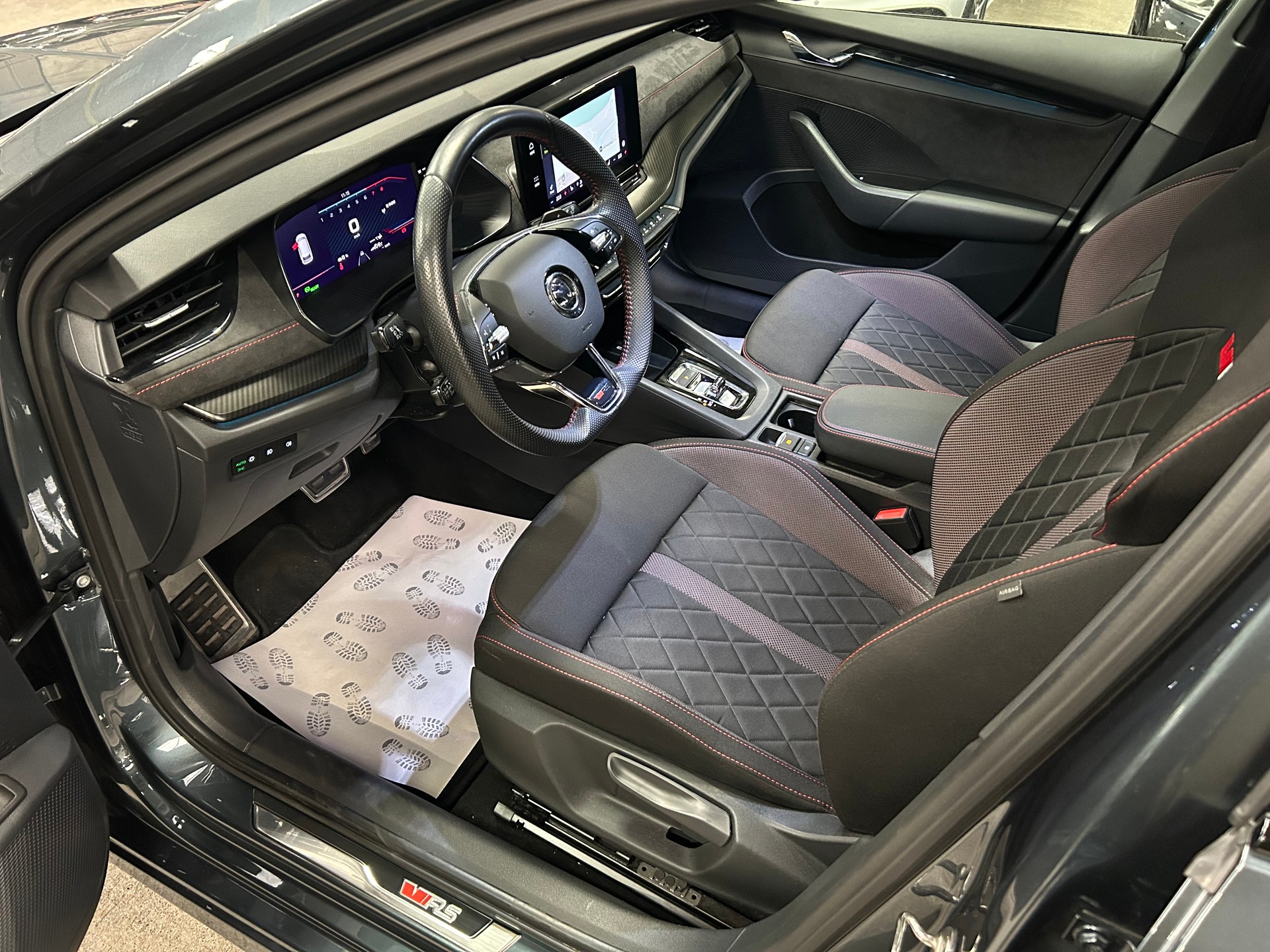 SKODA Octavia Combi 1.4 TSI PHEV DSG RS-image-9