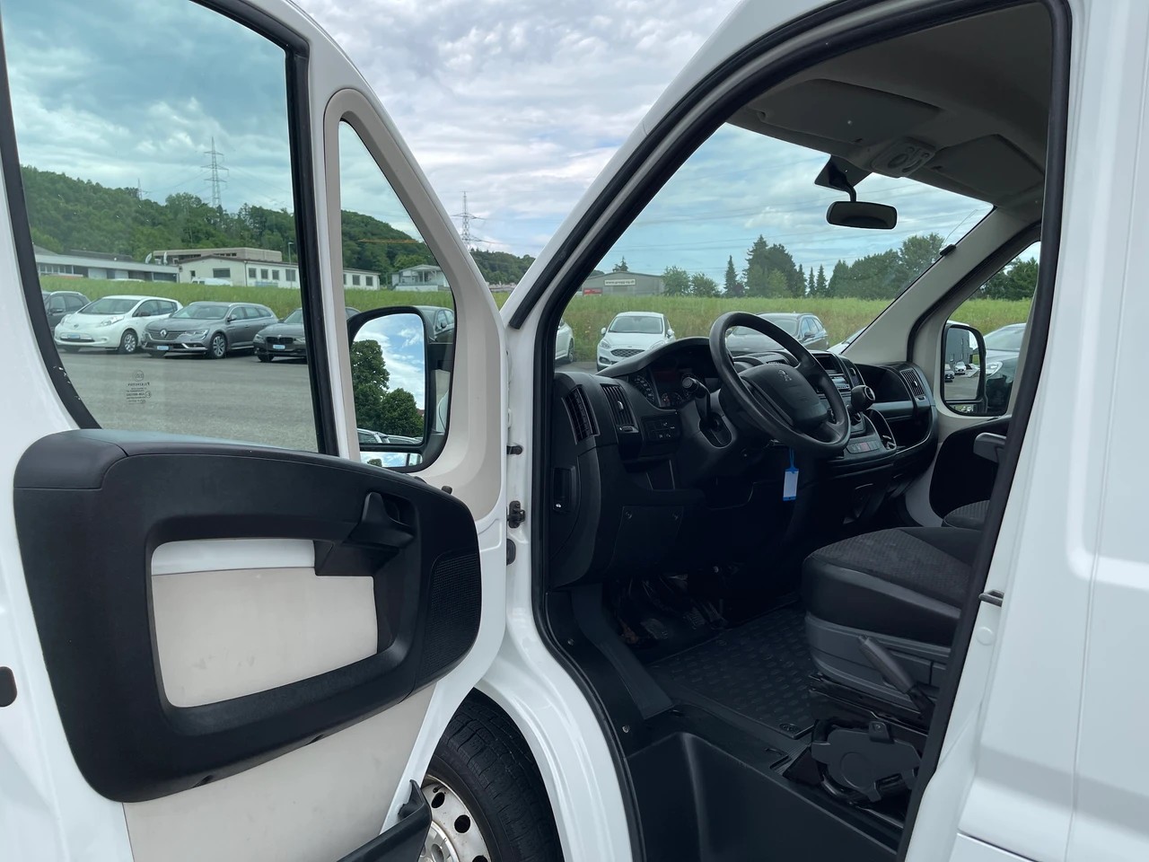 PEUGEOT Boxer 2.2 HDI 335 Allure L2H2-image-9