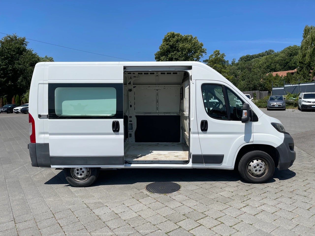 PEUGEOT Boxer 2.2 HDI 335 Allure L2H2-image-6