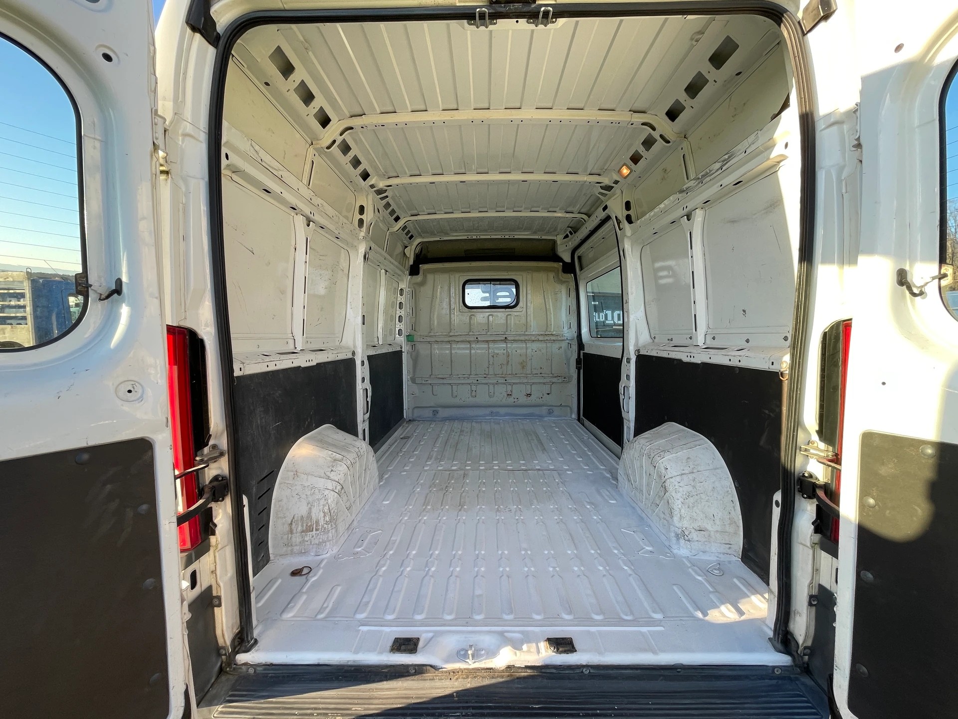 PEUGEOT Boxer 2.2 HDI 335 Allure L2H2-image-13