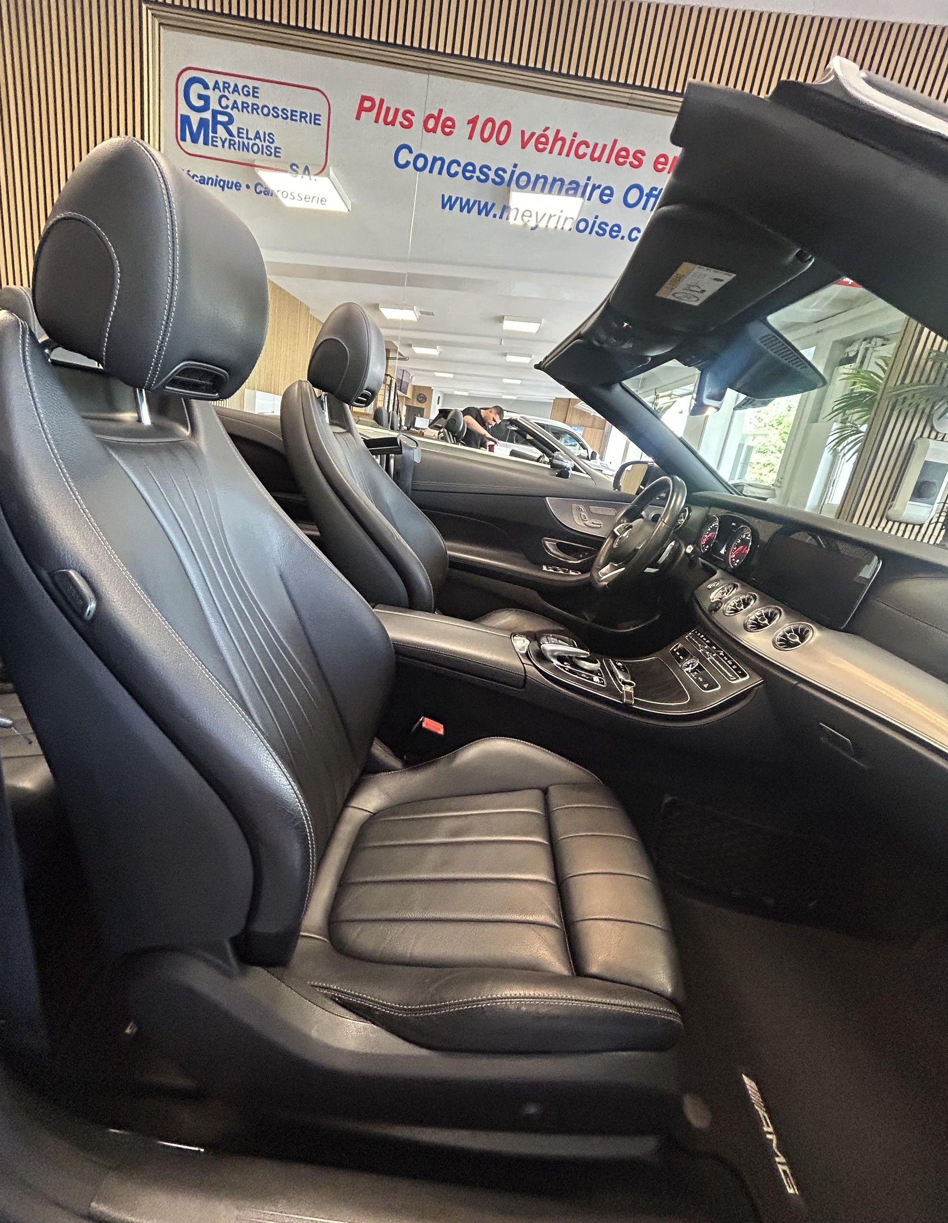 MERCEDES-BENZ E 200 AMG Line 4matic Cabriolet-image-25