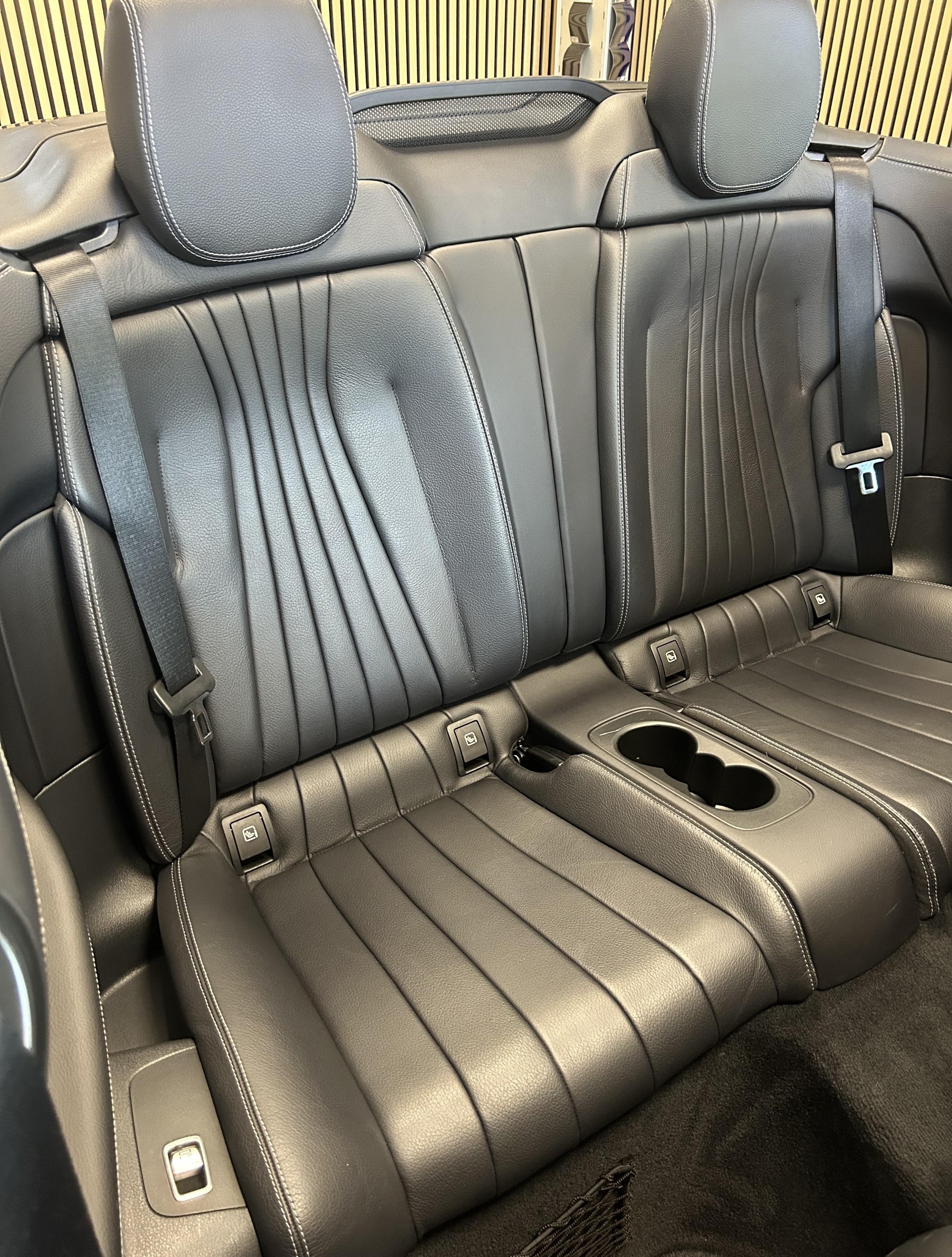 MERCEDES-BENZ E 200 AMG Line 4matic Cabriolet-image-27