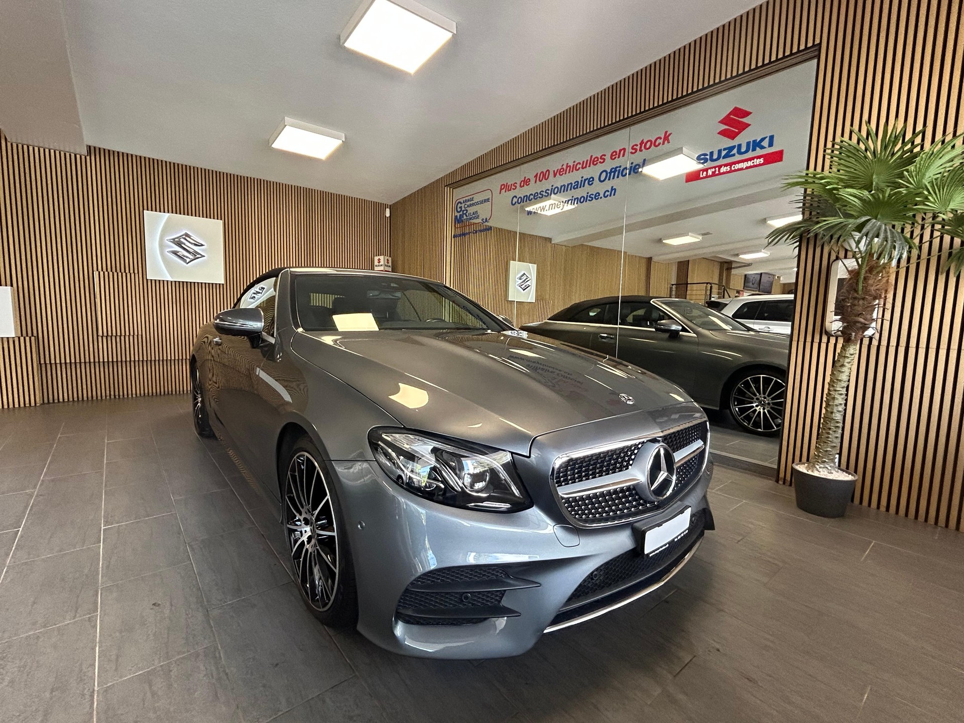MERCEDES-BENZ E 200 AMG Line 4matic Cabriolet-image-2