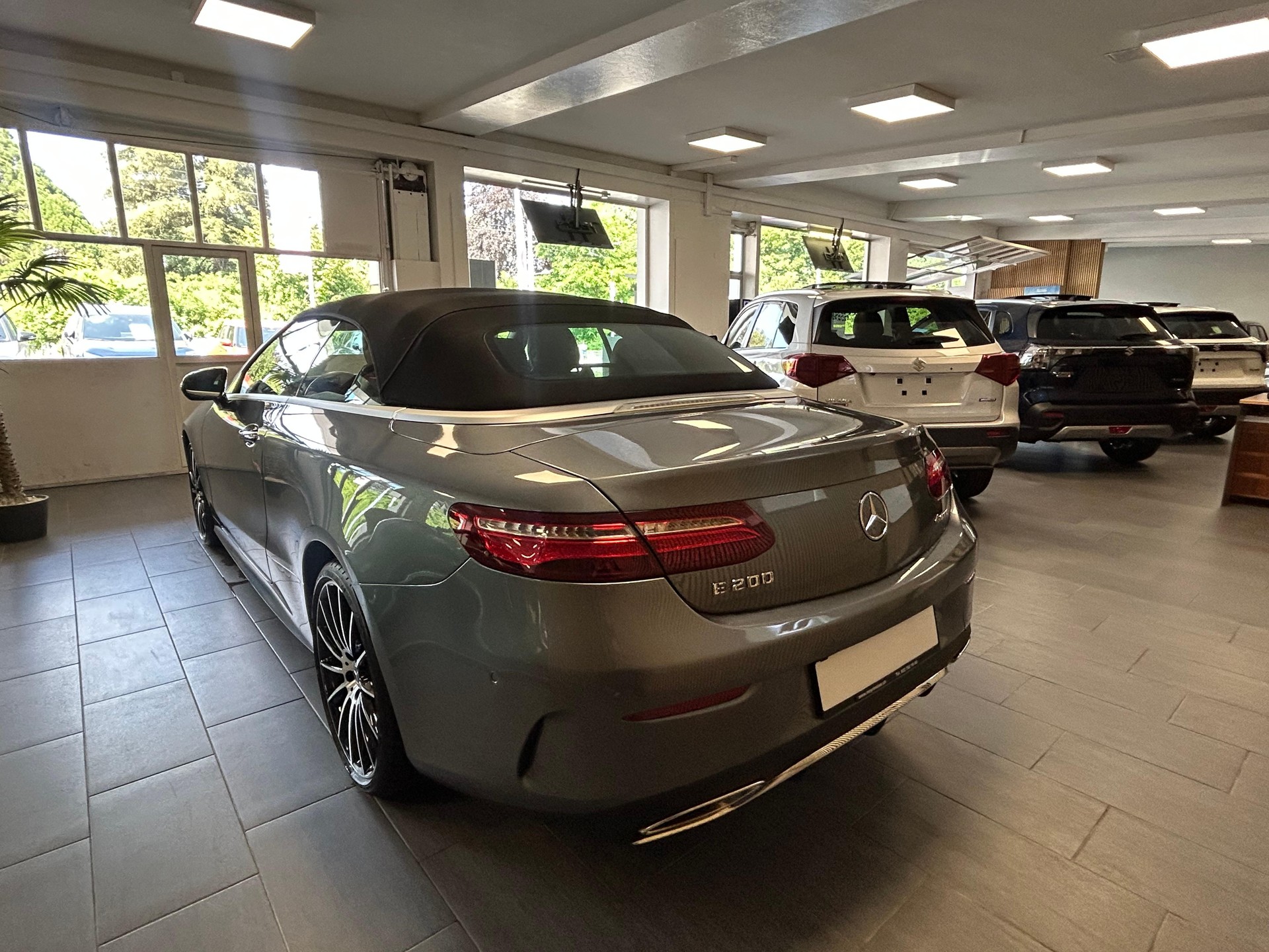 MERCEDES-BENZ E 200 AMG Line 4matic Cabriolet-image-8