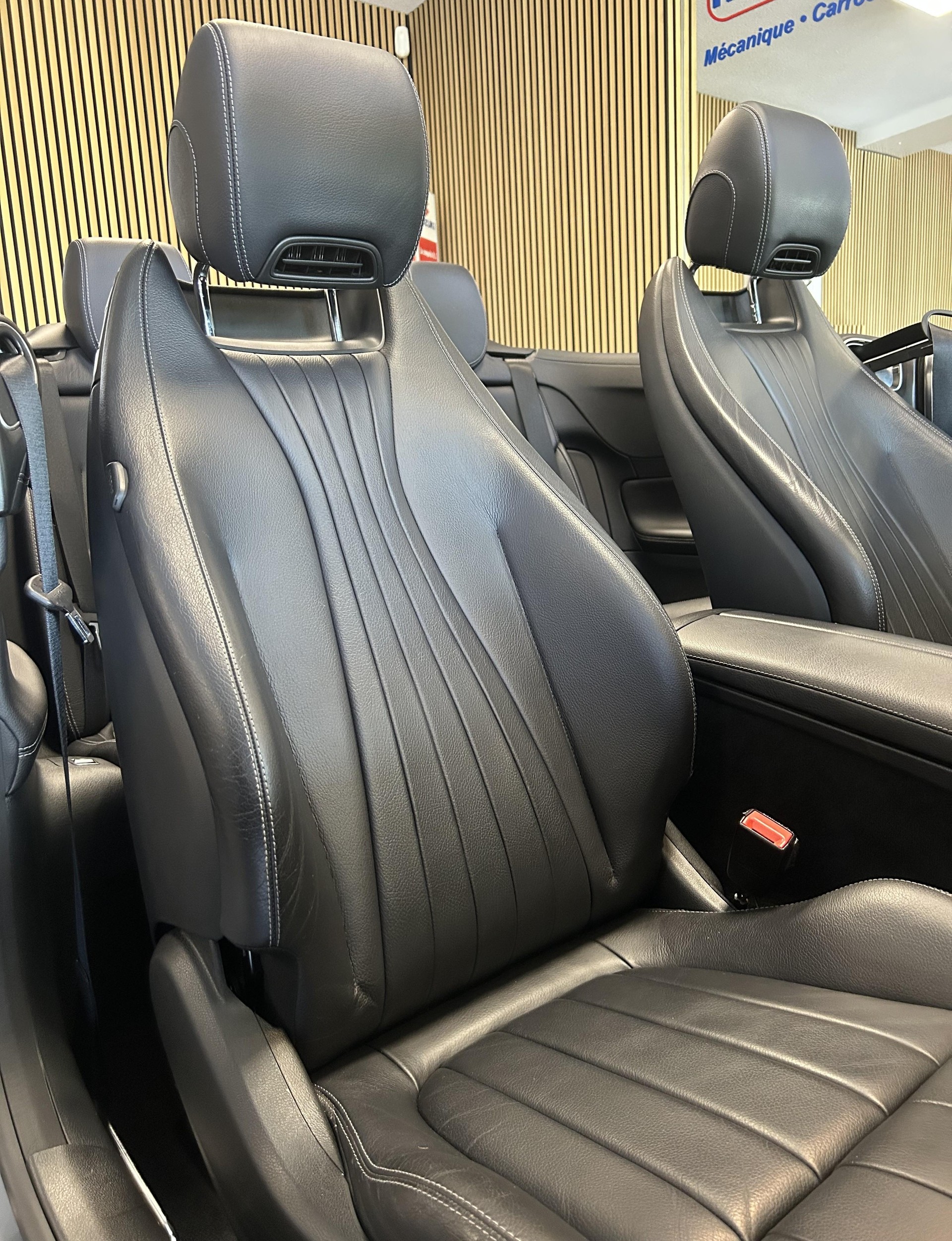 MERCEDES-BENZ E 200 AMG Line 4matic Cabriolet-image-26