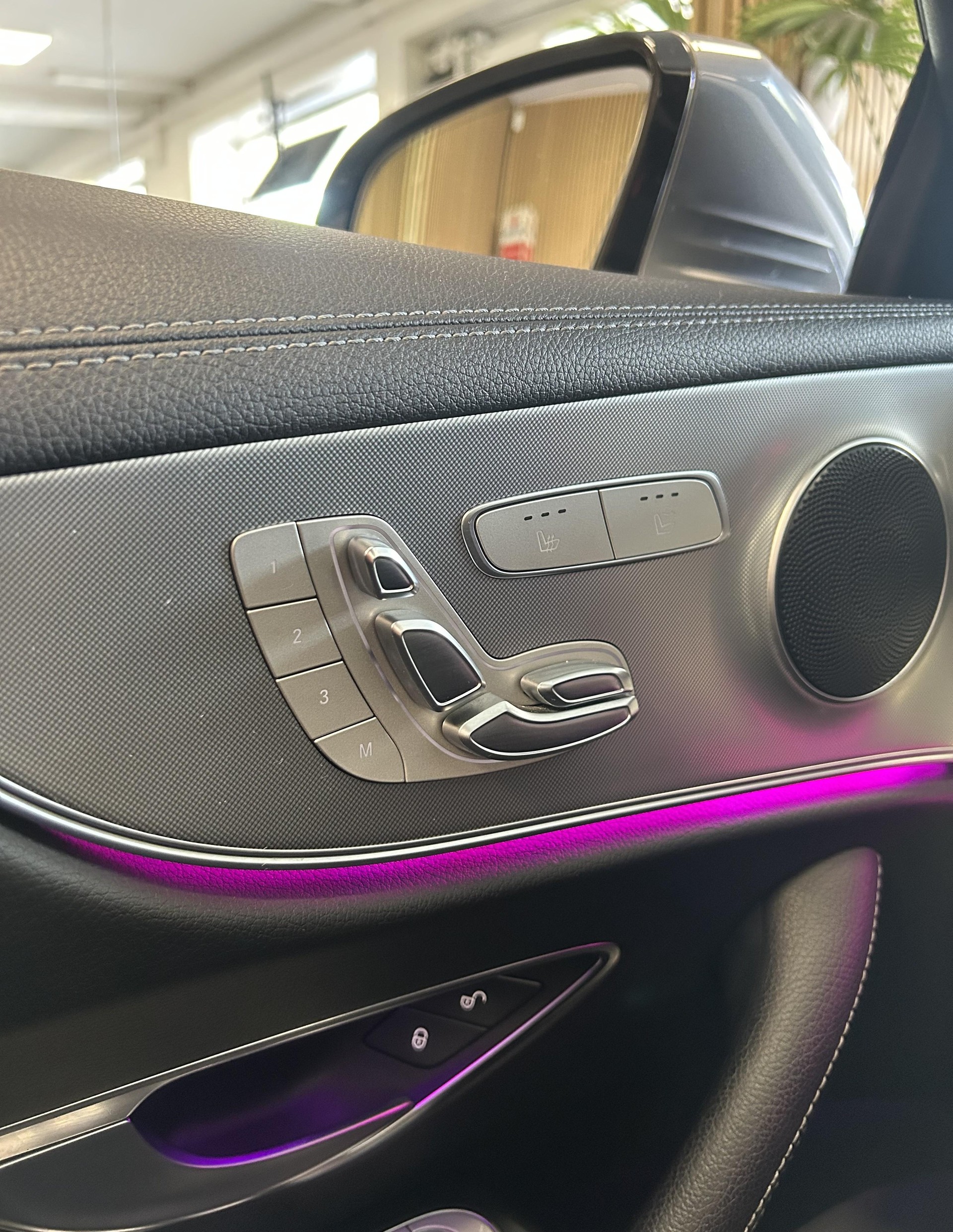 MERCEDES-BENZ E 200 AMG Line 4matic Cabriolet-image-28