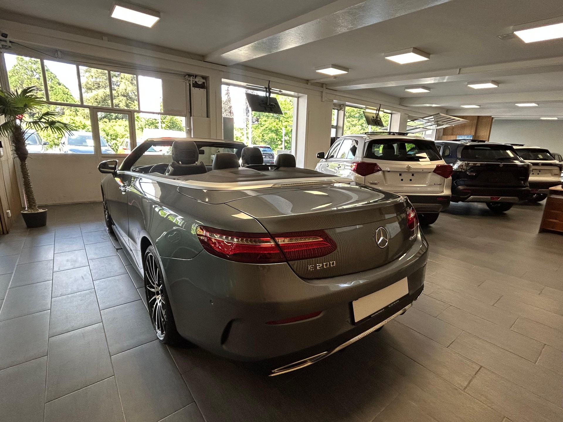 MERCEDES-BENZ E 200 AMG Line 4matic Cabriolet-image-9