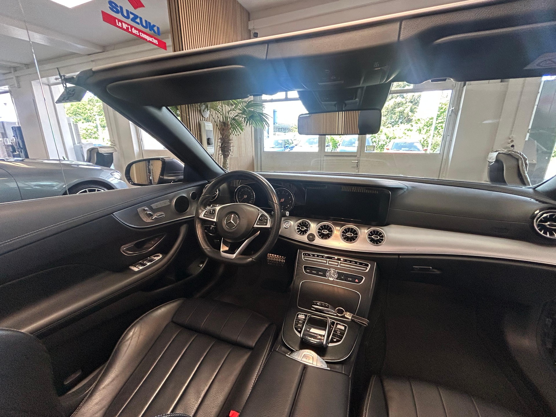 MERCEDES-BENZ E 200 AMG Line 4matic Cabriolet-image-15