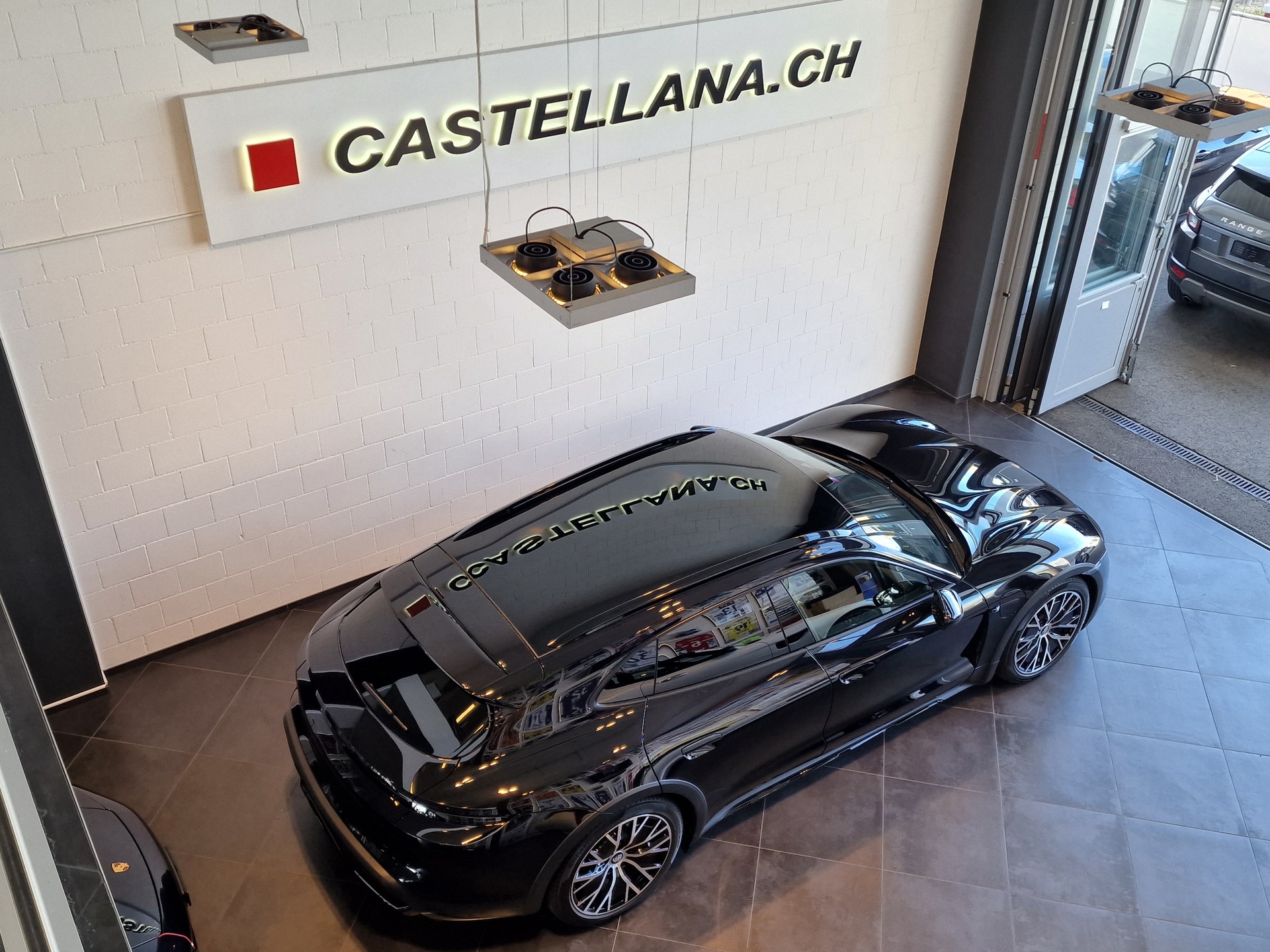 PORSCHE Taycan 4 Cross Turismo-image-9