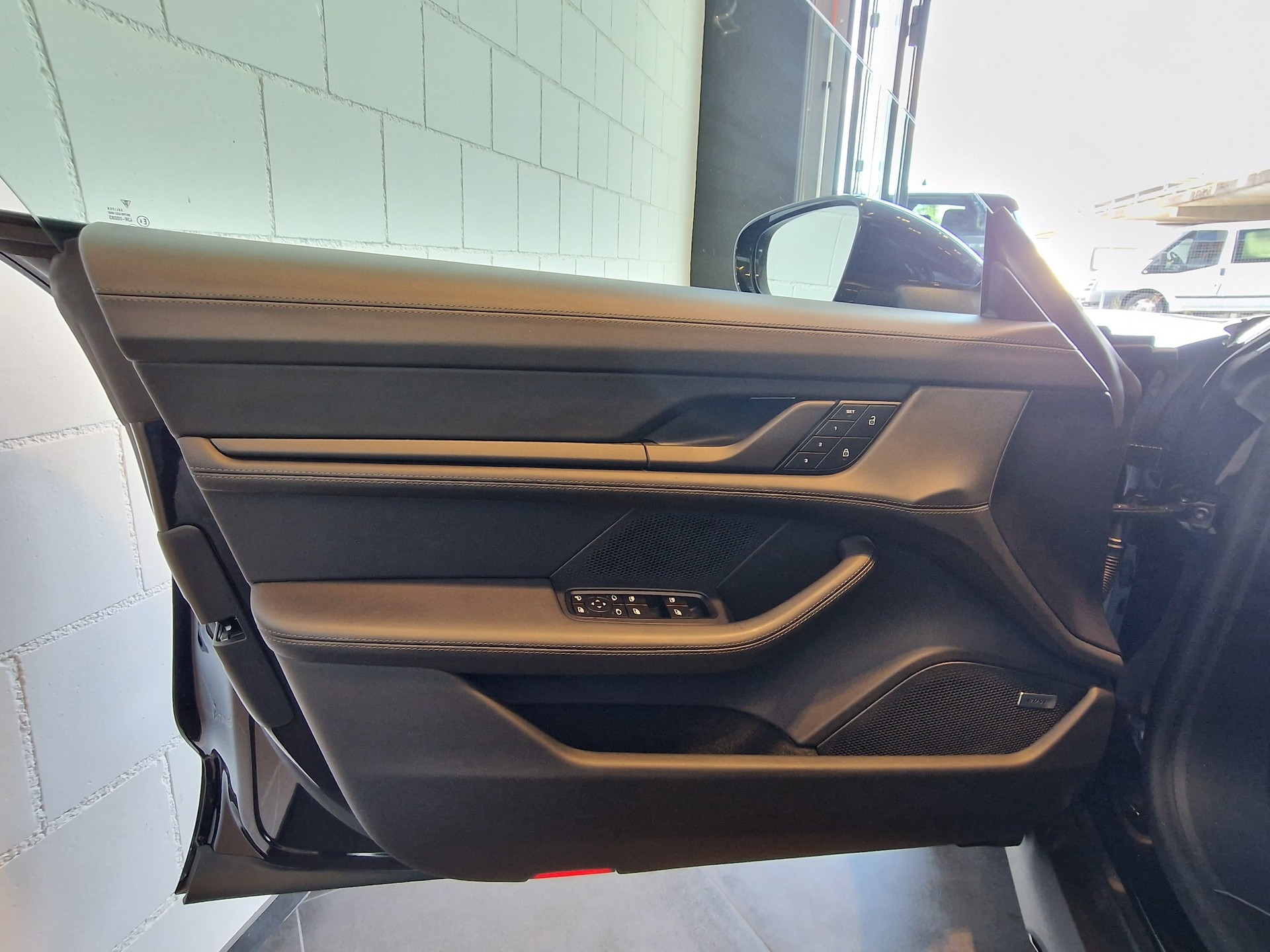 PORSCHE Taycan 4 Cross Turismo-image-22