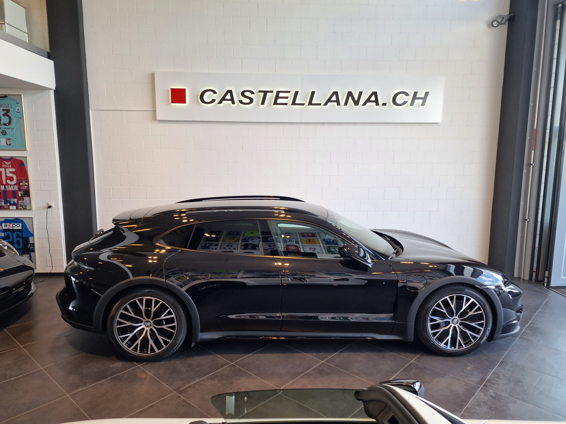 PORSCHE Taycan 4 Cross Turismo-showroom-element-3
