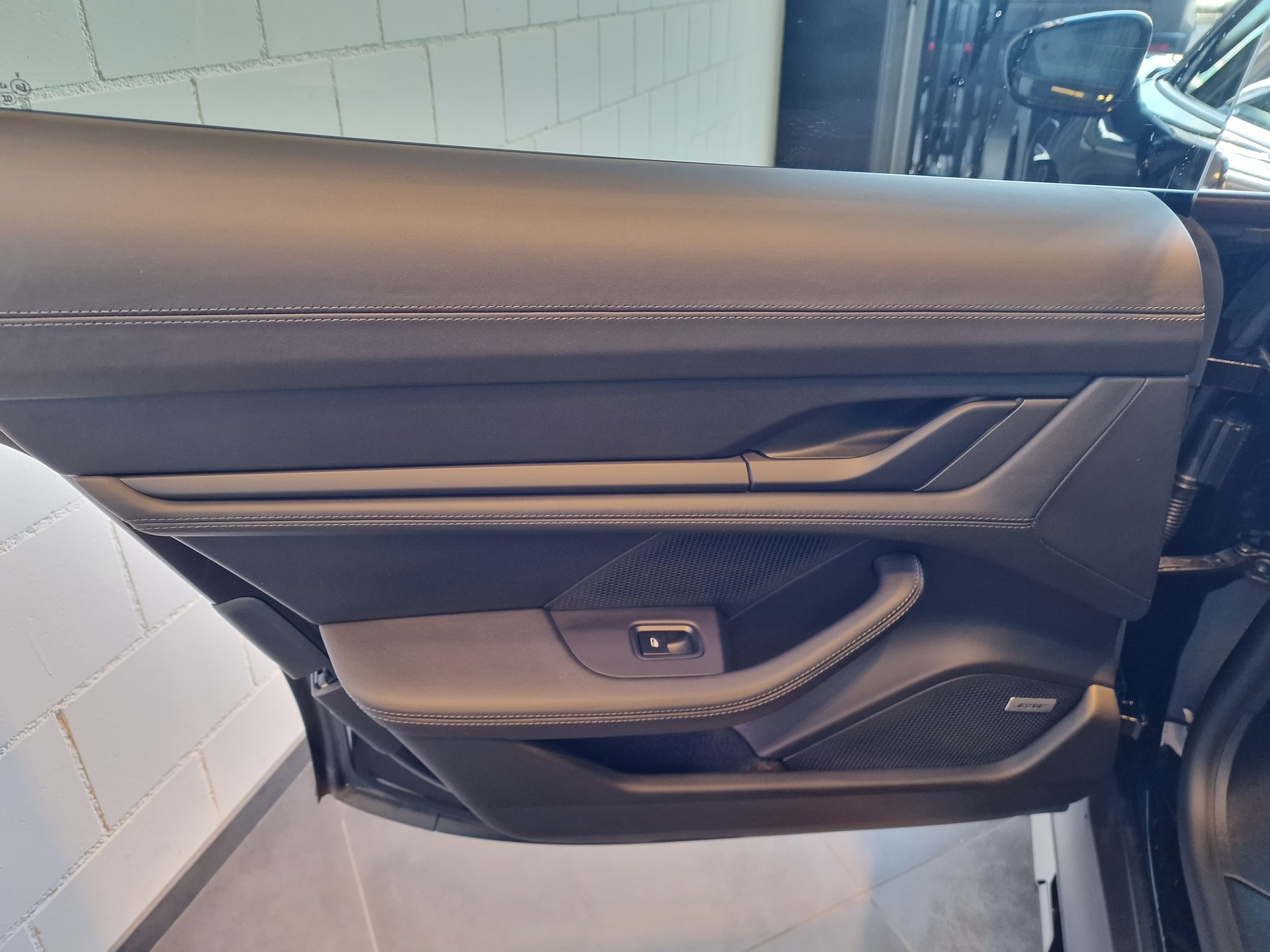 PORSCHE Taycan 4 Cross Turismo-image-23