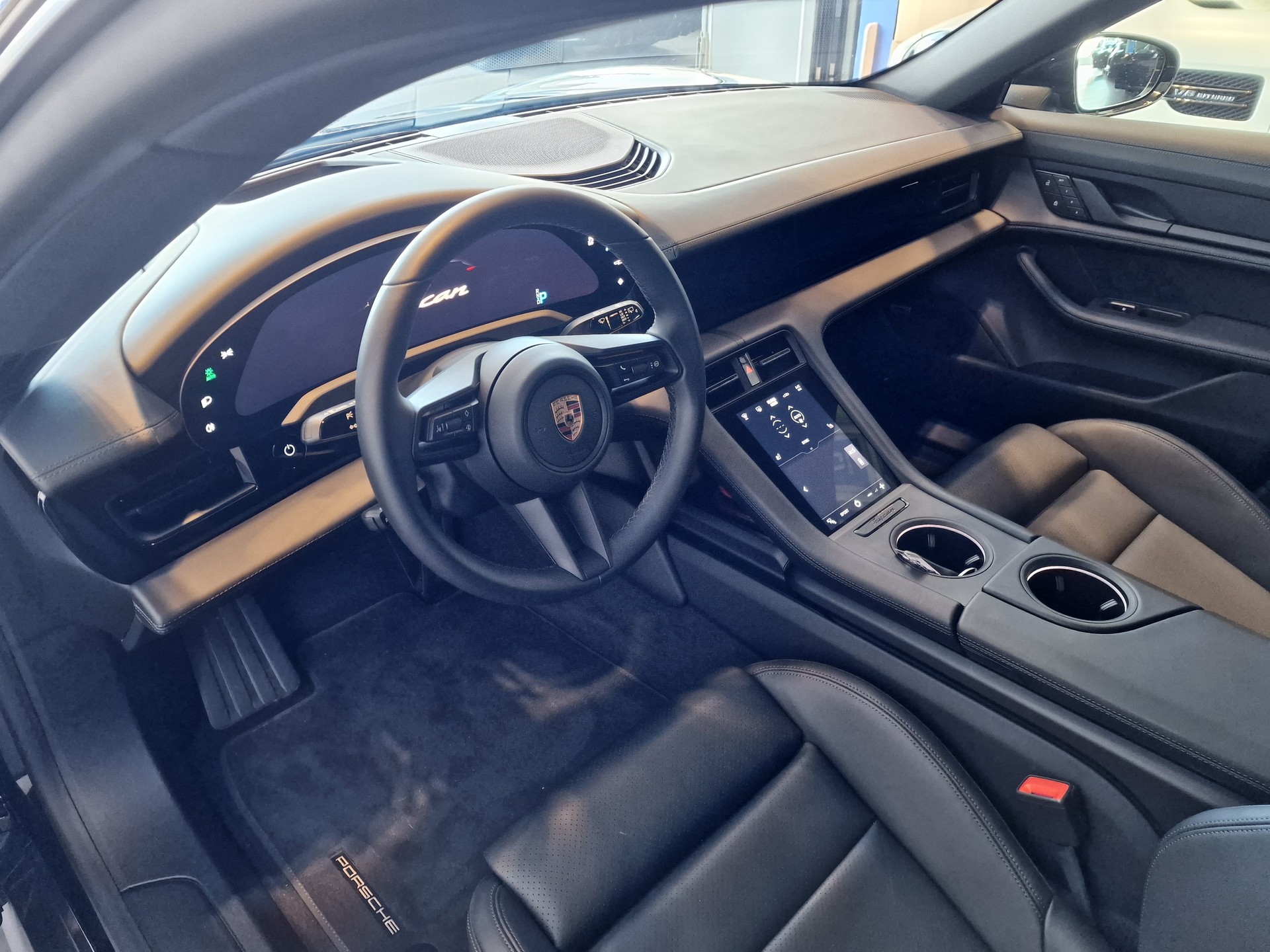PORSCHE Taycan 4 Cross Turismo-image-14
