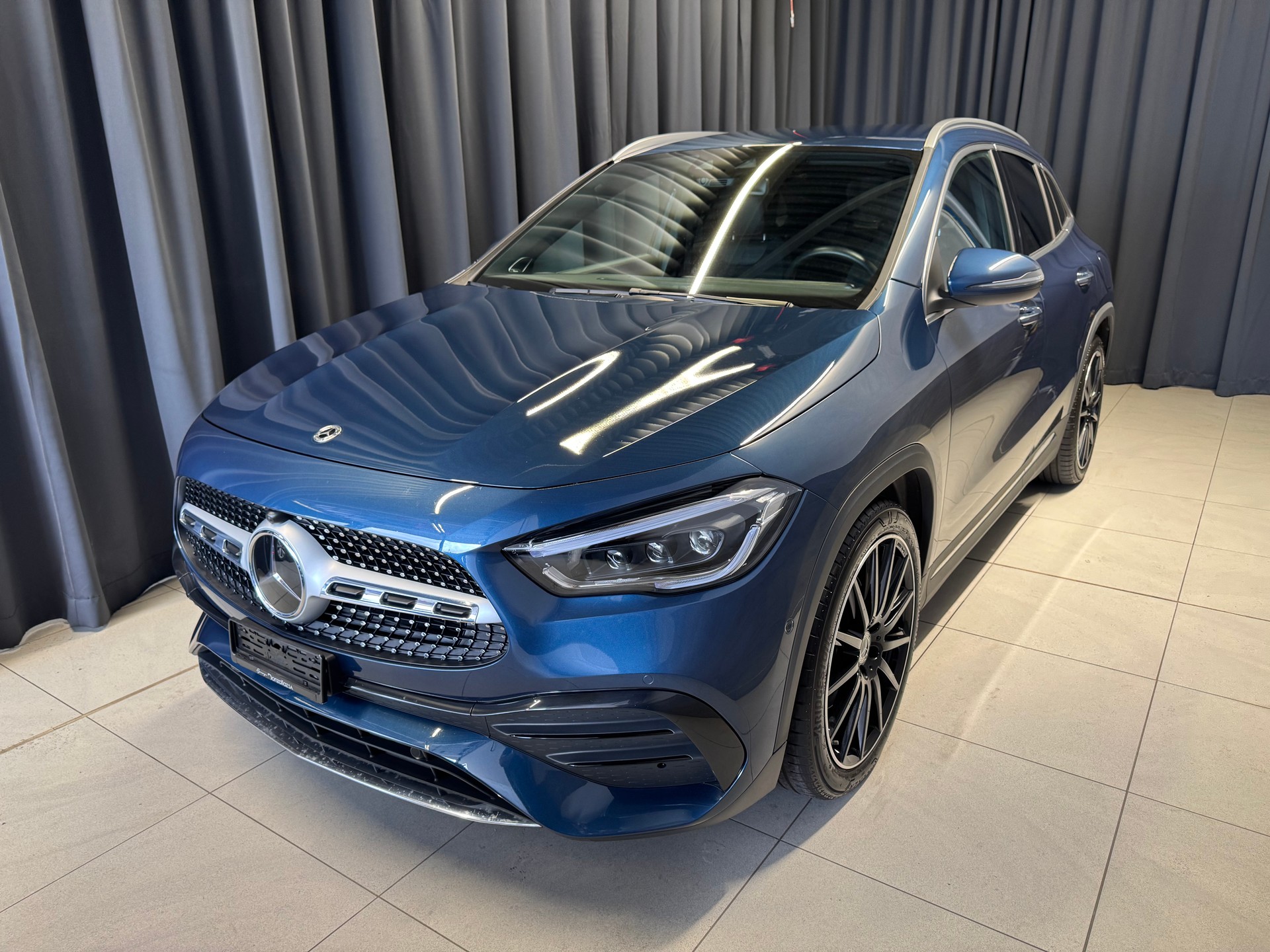 MERCEDES-BENZ GLA 200 4Matic AMG Line 8G-DCT(7)(M)-image-2