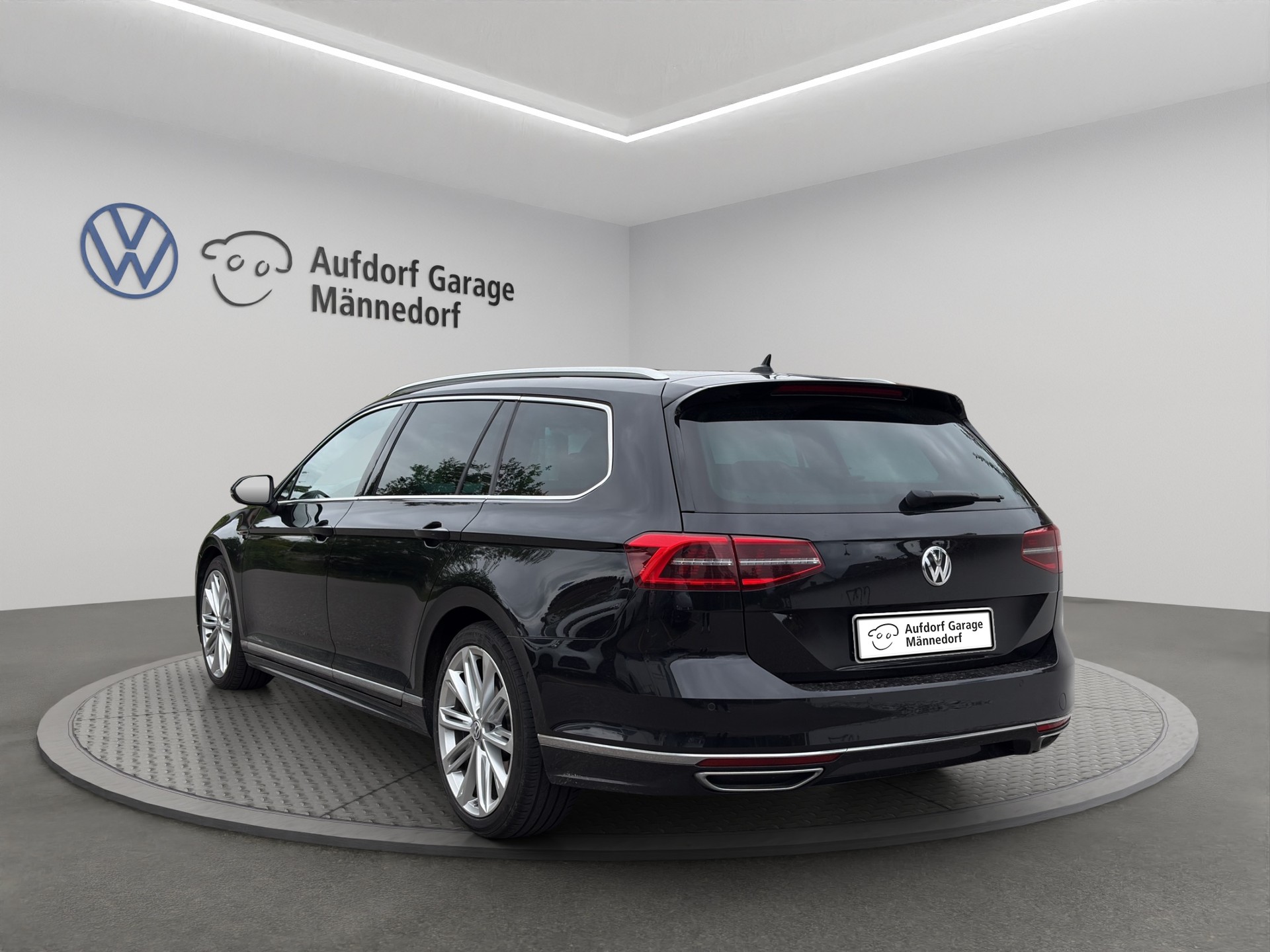 VW Passat Variant 2.0 TDI BMT Sport DSG 4Motion-image-3