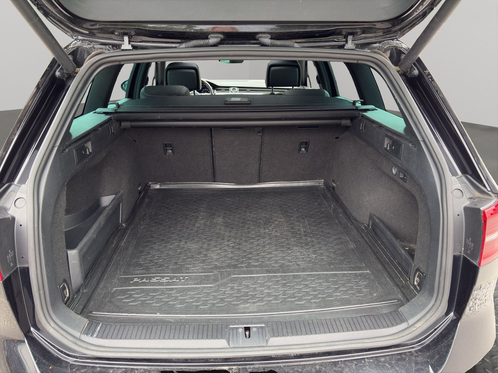 VW Passat Variant 2.0 TDI BMT Sport DSG 4Motion-image-10