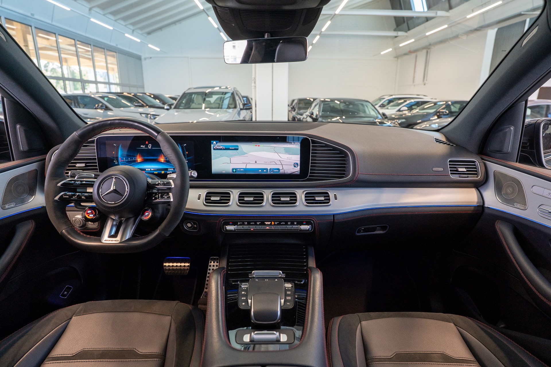 MERCEDES-BENZ GLE 53 AMG 4matic+ / Panorama / Burmester / 360°Kamera-image-17