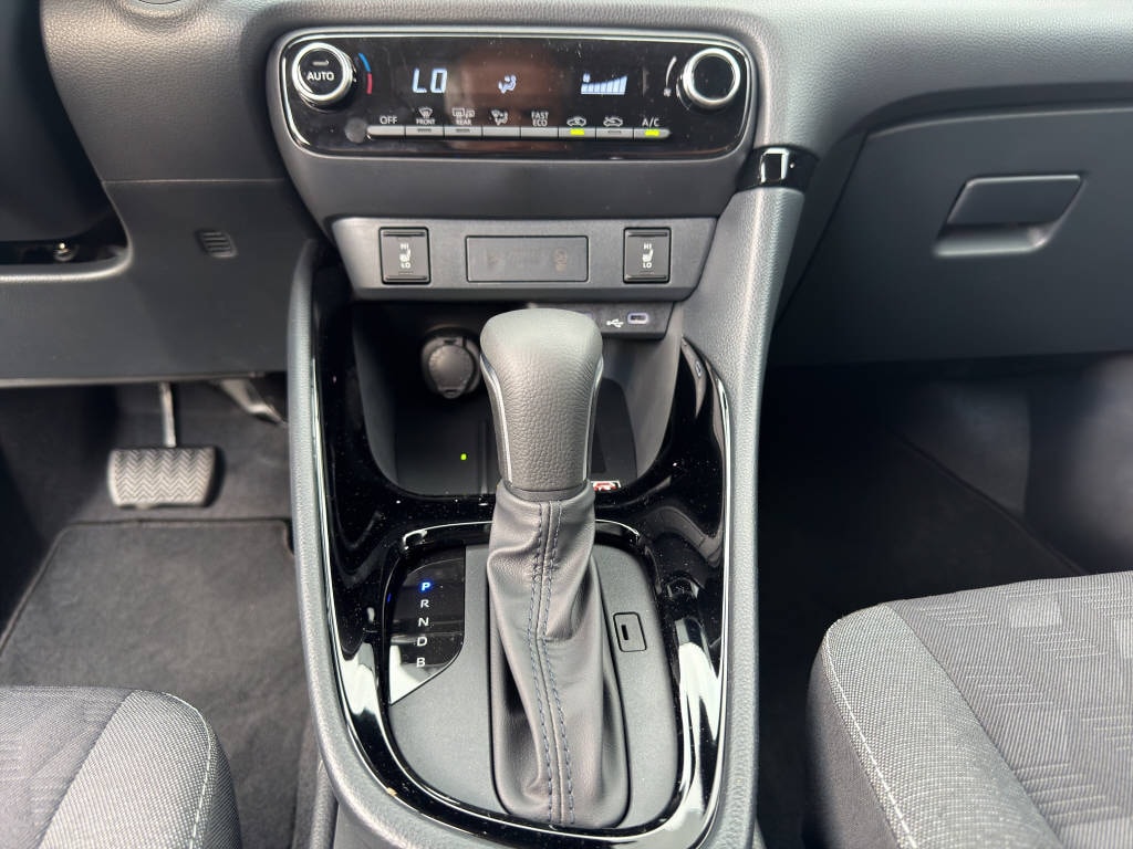 TOYOTA Yaris 1.5 Comfort e-CVT VVTi-HSD SPORT-image-4