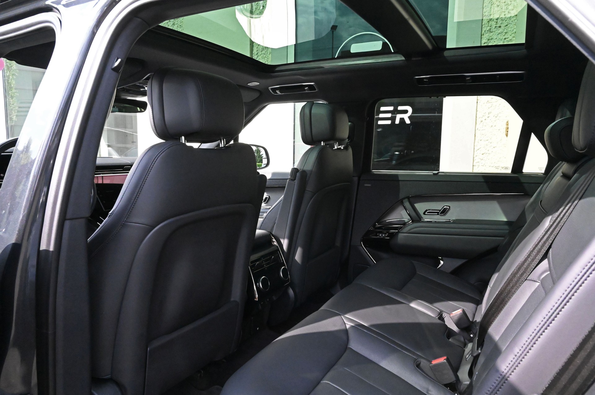 LAND ROVER Range Rover Sport D300 3.0 I6 Dynamic SE Automatic-image-18