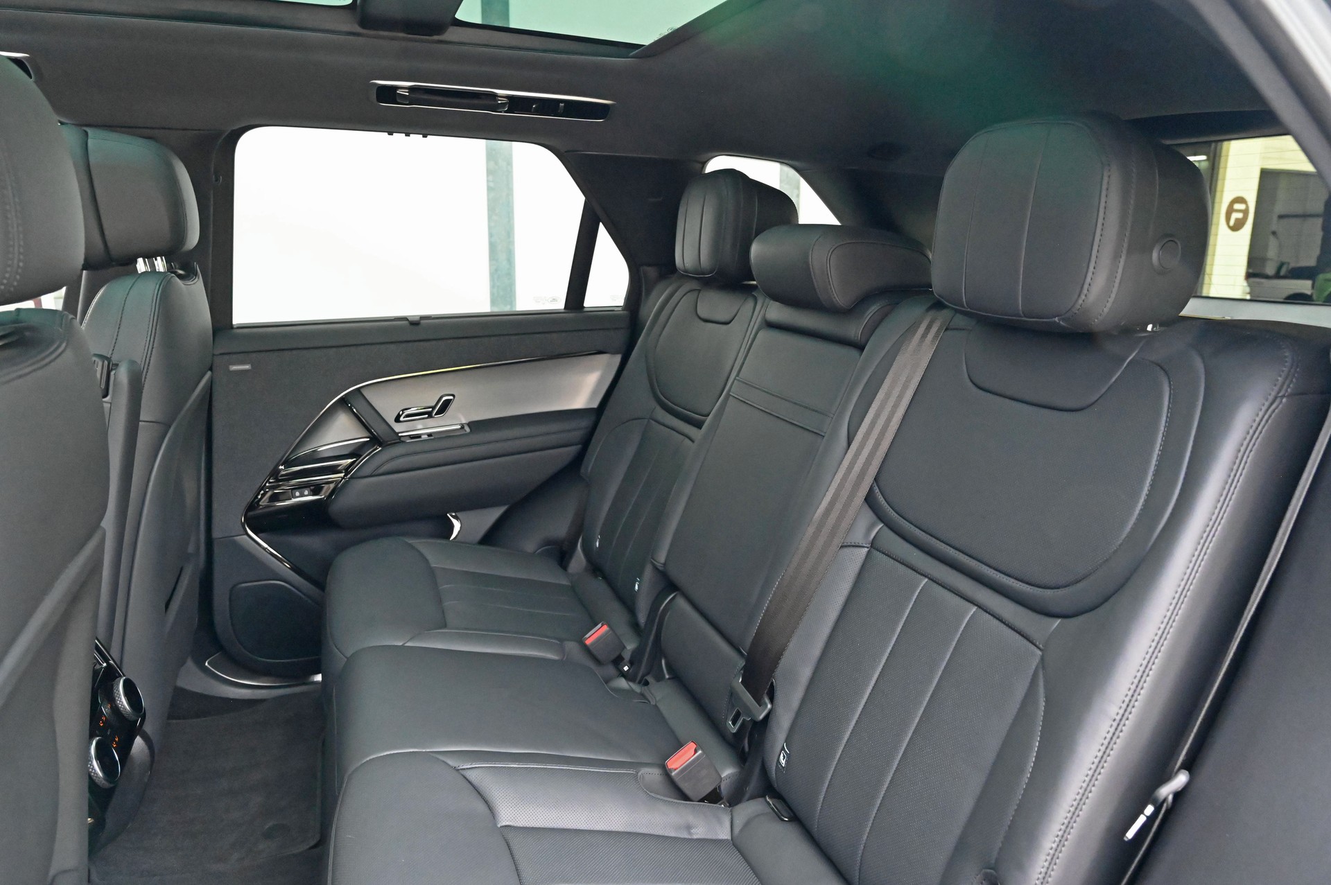 LAND ROVER Range Rover Sport D300 3.0 I6 Dynamic SE Automatic-image-11