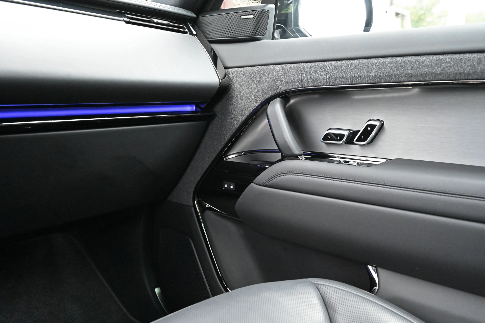 LAND ROVER Range Rover Sport D300 3.0 I6 Dynamic SE Automatic-image-16