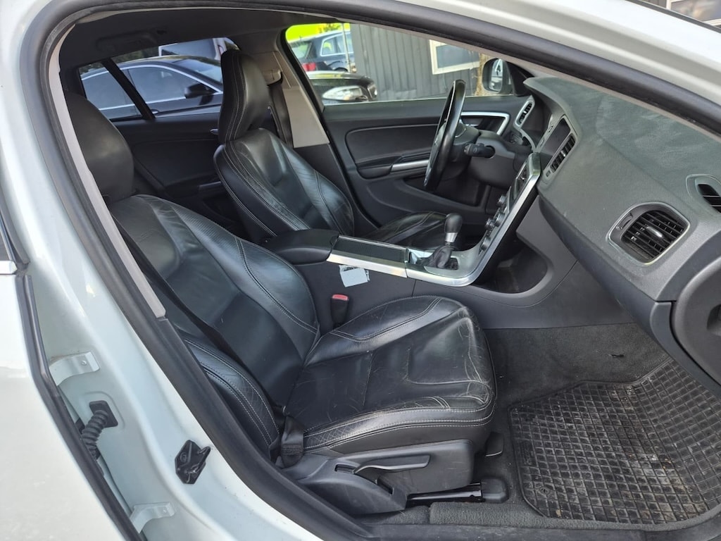 VOLVO V60 D5 R-Design-image-8