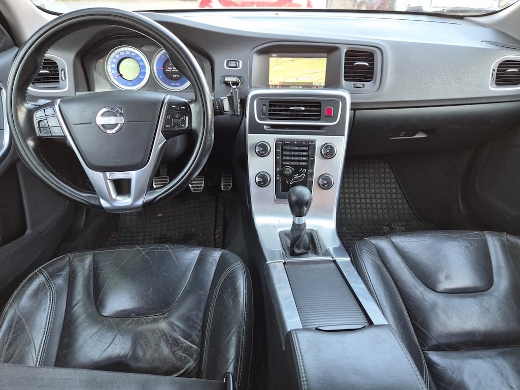 VOLVO V60 D5 R-Design-image-9