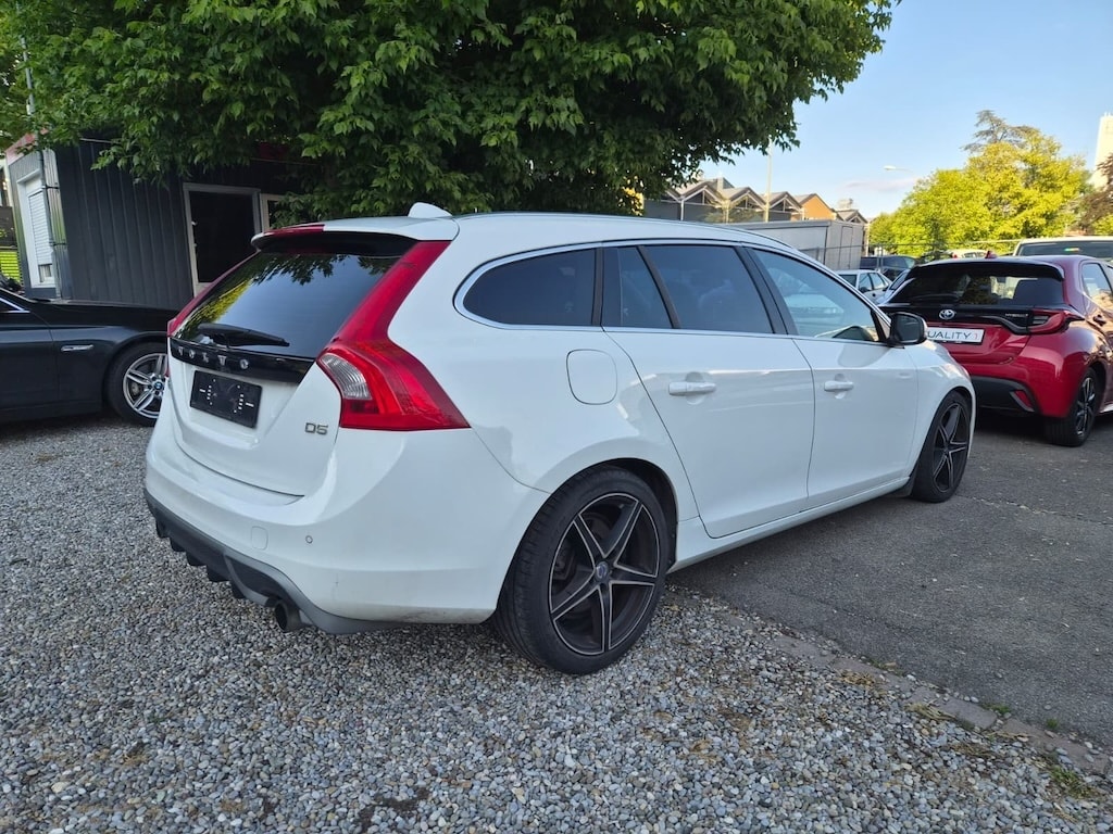 VOLVO V60 D5 R-Design-image-4