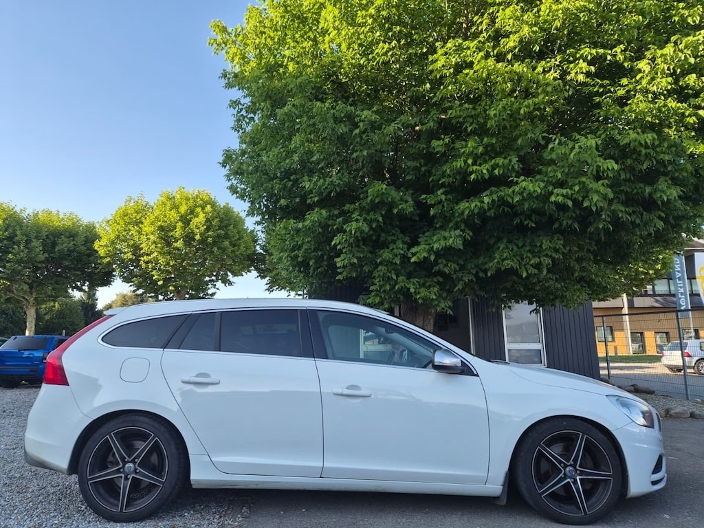 VOLVO V60 D5 R-Design-image-5