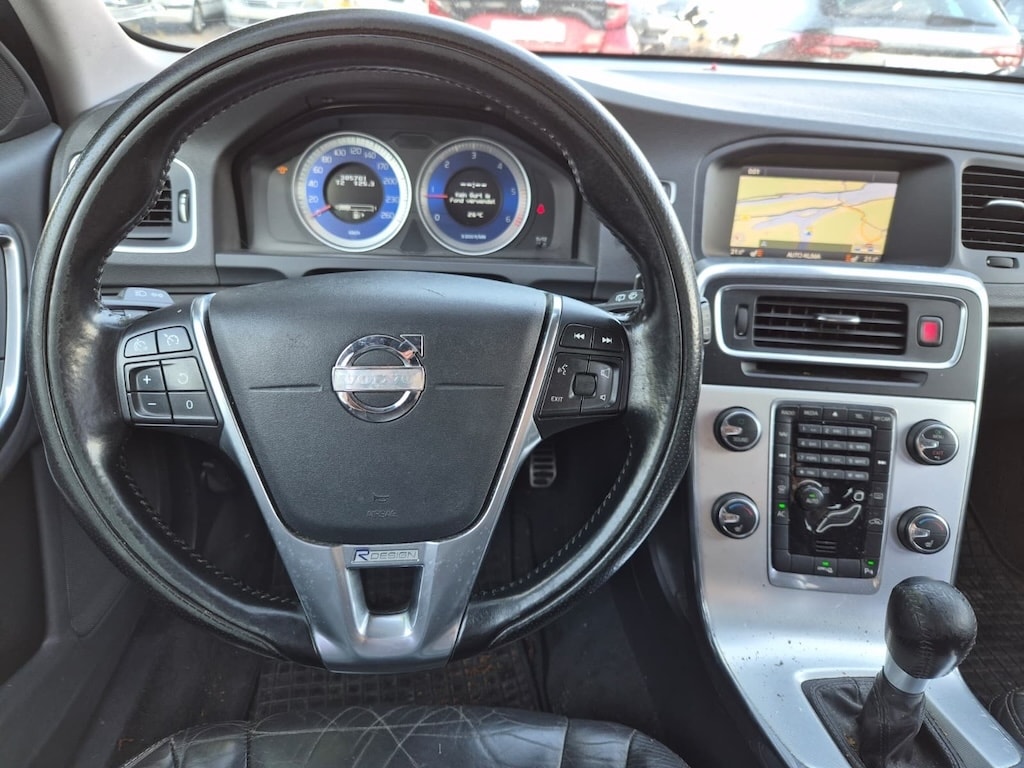 VOLVO V60 D5 R-Design-image-10