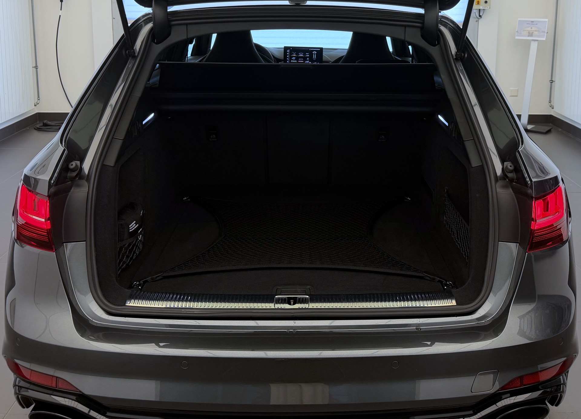 AUDI RS4 Avant quattro tiptronic-image-22
