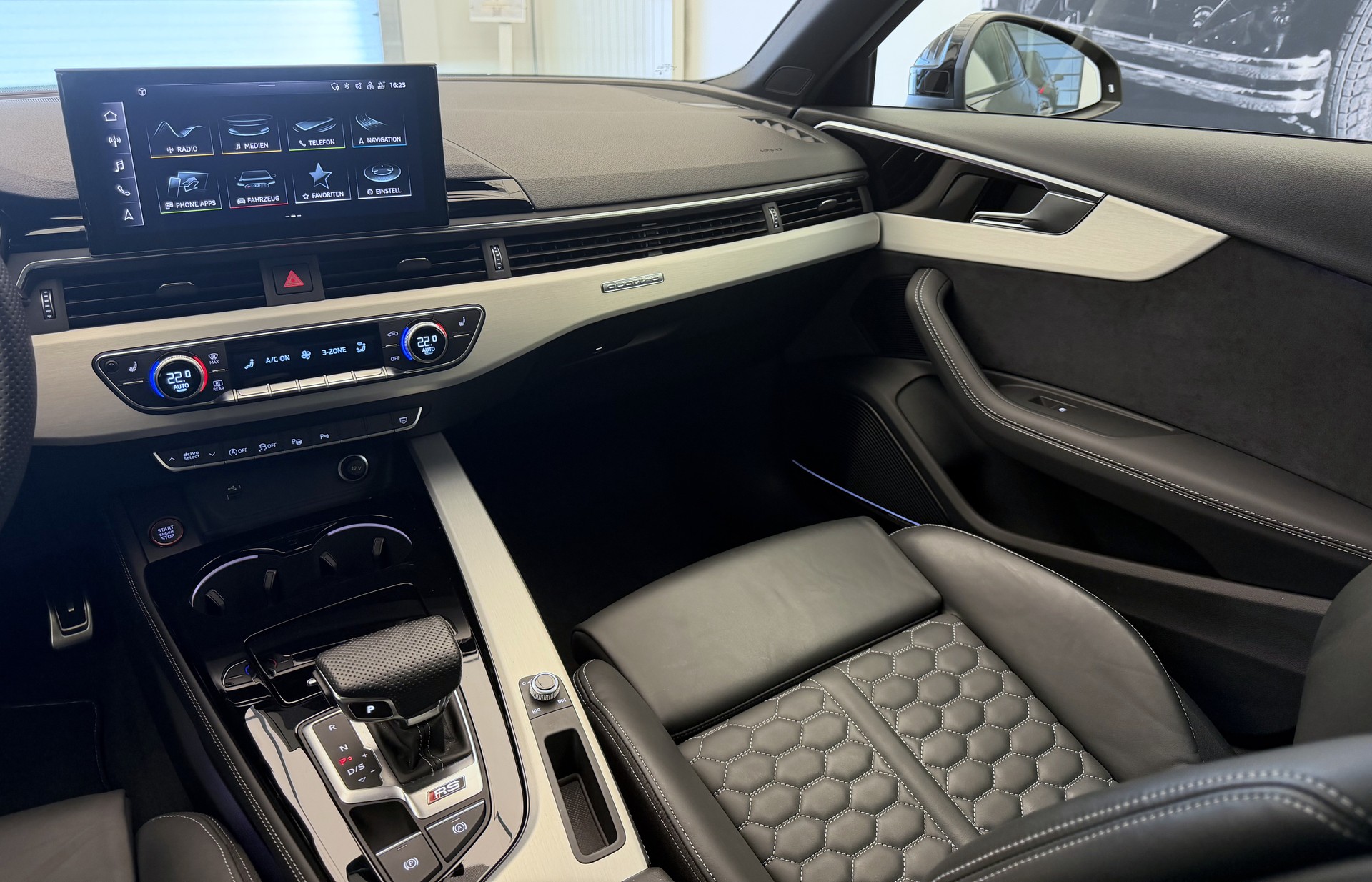 AUDI RS4 Avant quattro tiptronic-image-17