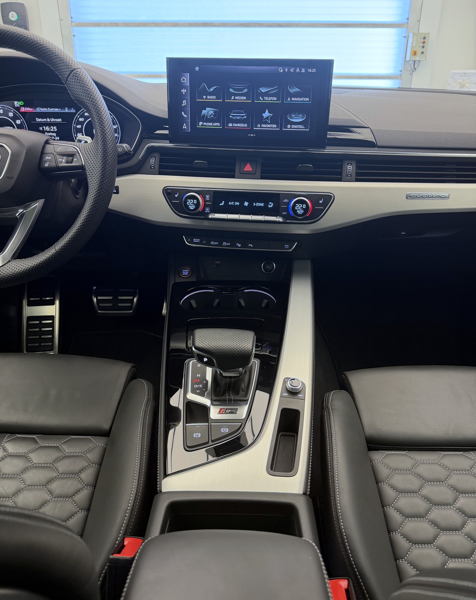 AUDI RS4 Avant quattro tiptronic-image-11