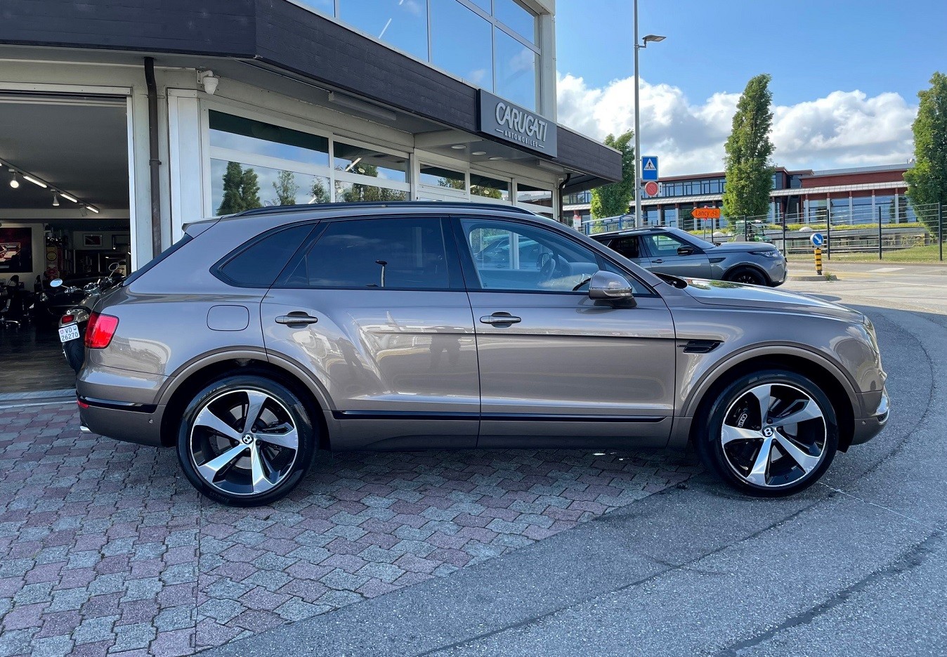 BENTLEY Bentayga V8-image-3