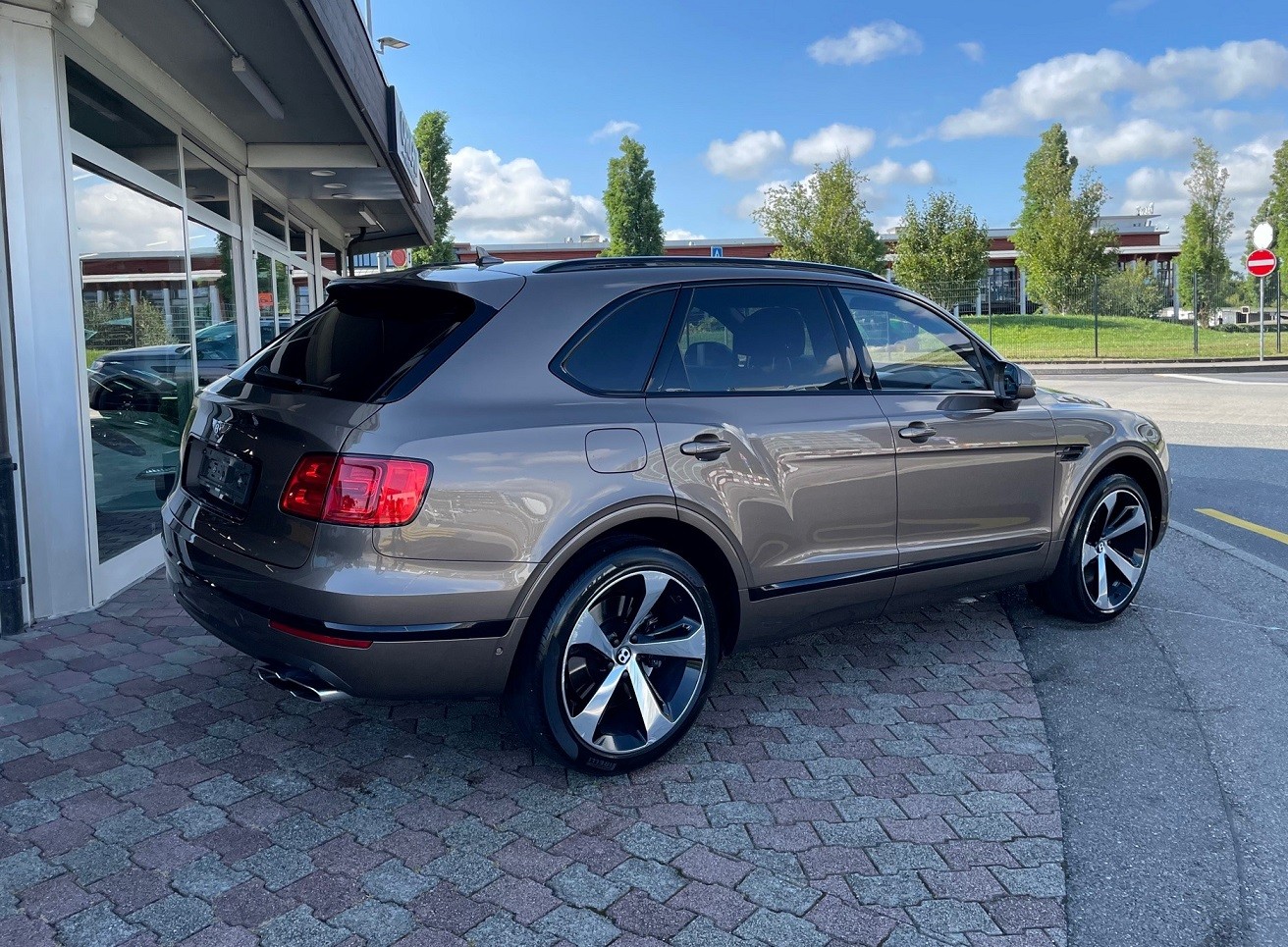BENTLEY Bentayga V8-image-4