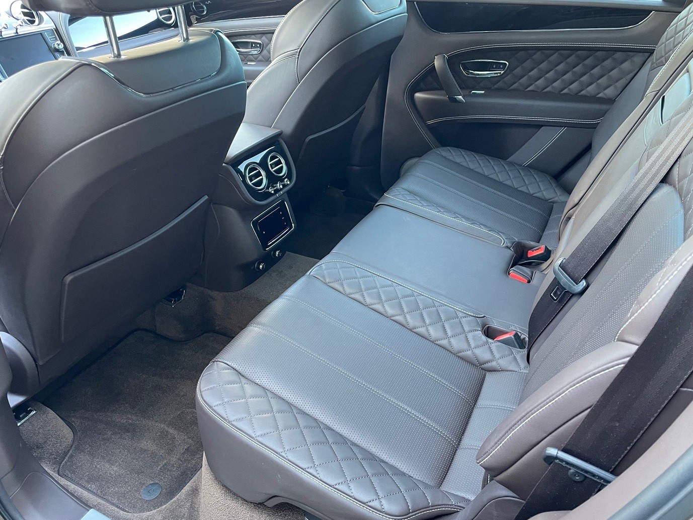 BENTLEY Bentayga V8-image-10