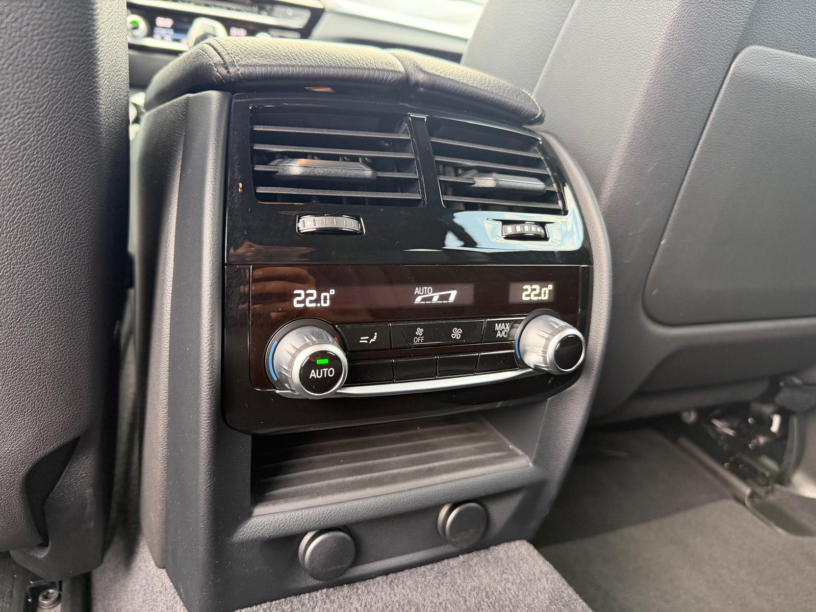 BMW 520d xDrive Touring Luxury Line Steptronic-image-12