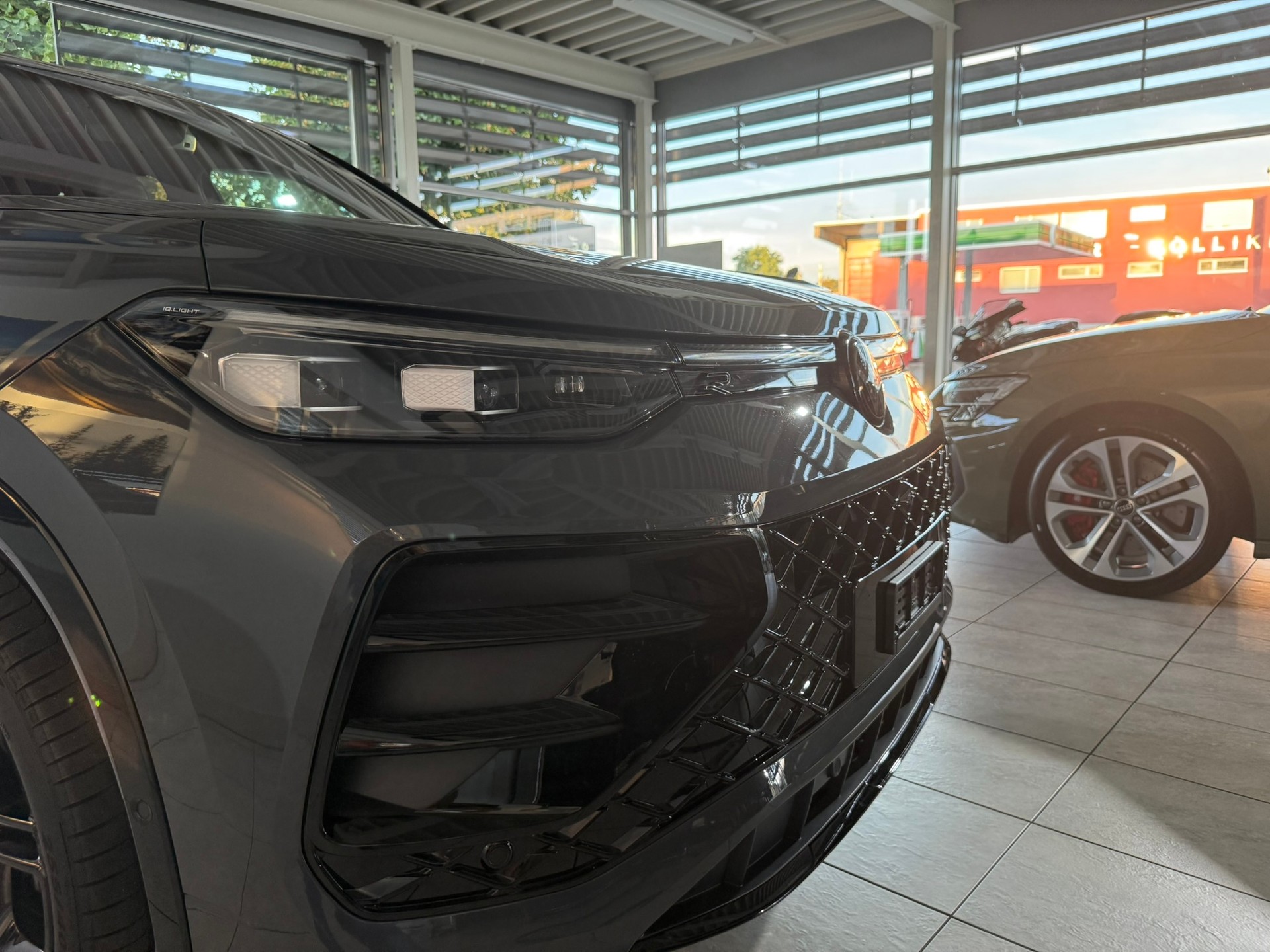 VW Tayron 2.0 TSI R-Line DSG 4Motion, 7-Sitzer, delfingrau met.-image-13