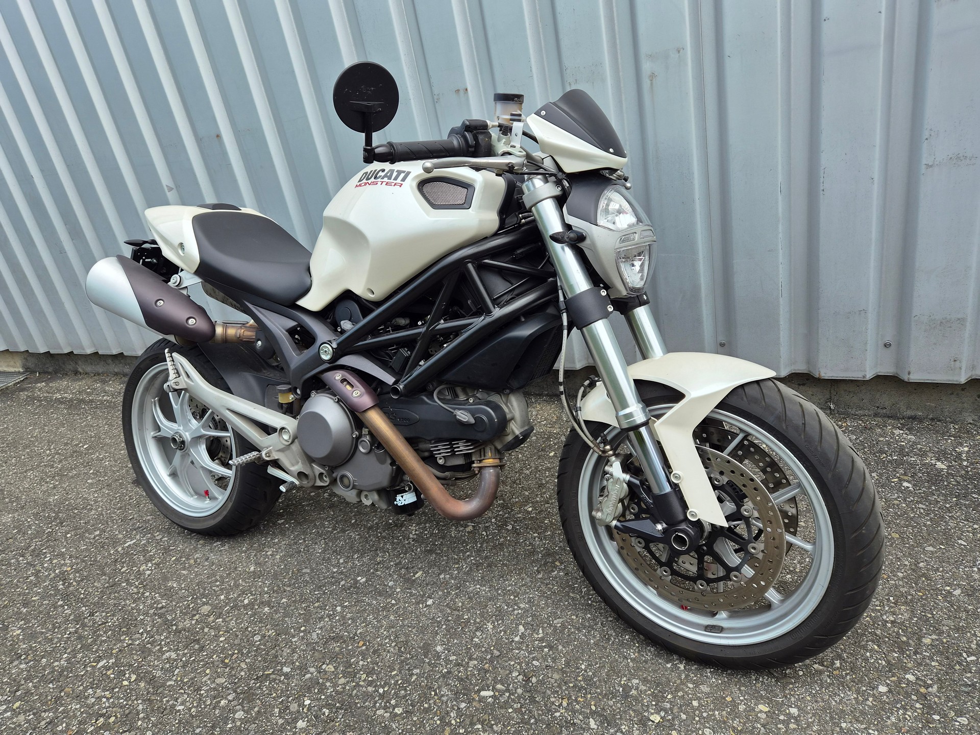 DUCATI Monster 1100 ABS-showroom-element-1