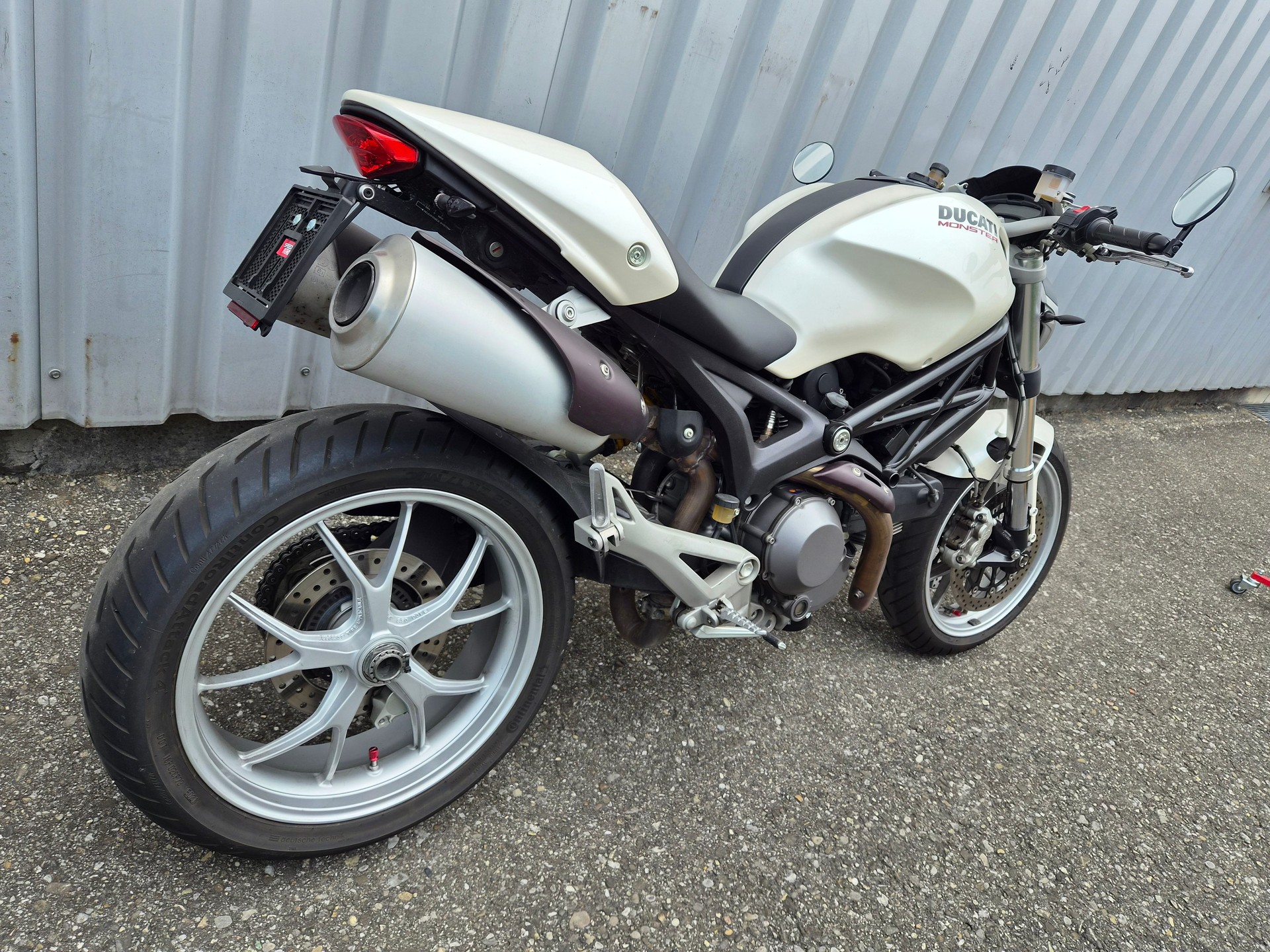 DUCATI Monster 1100 ABS-showroom-element-3