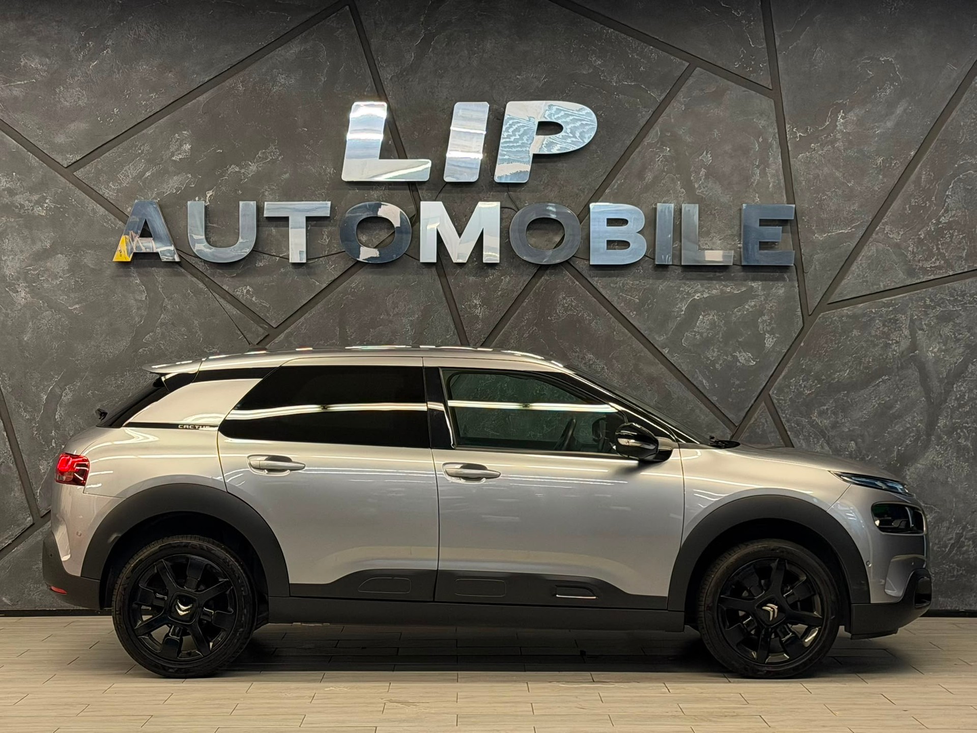 CITROEN C4 Cactus 1.2 Pure Tech Shine EAT6-image-3