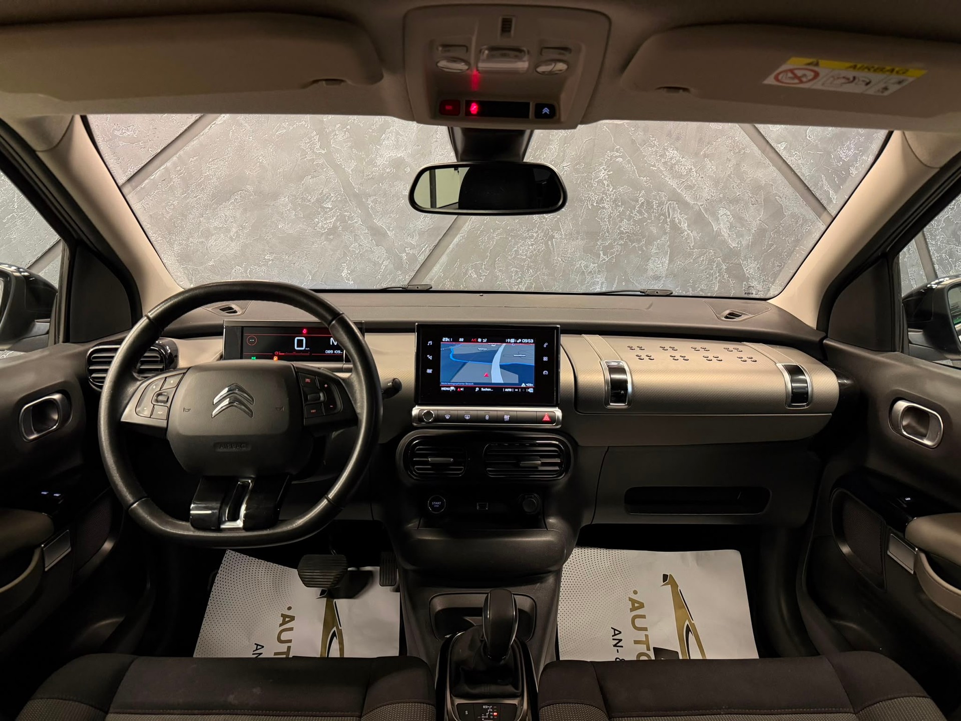 CITROEN C4 Cactus 1.2 Pure Tech Shine EAT6-image-8